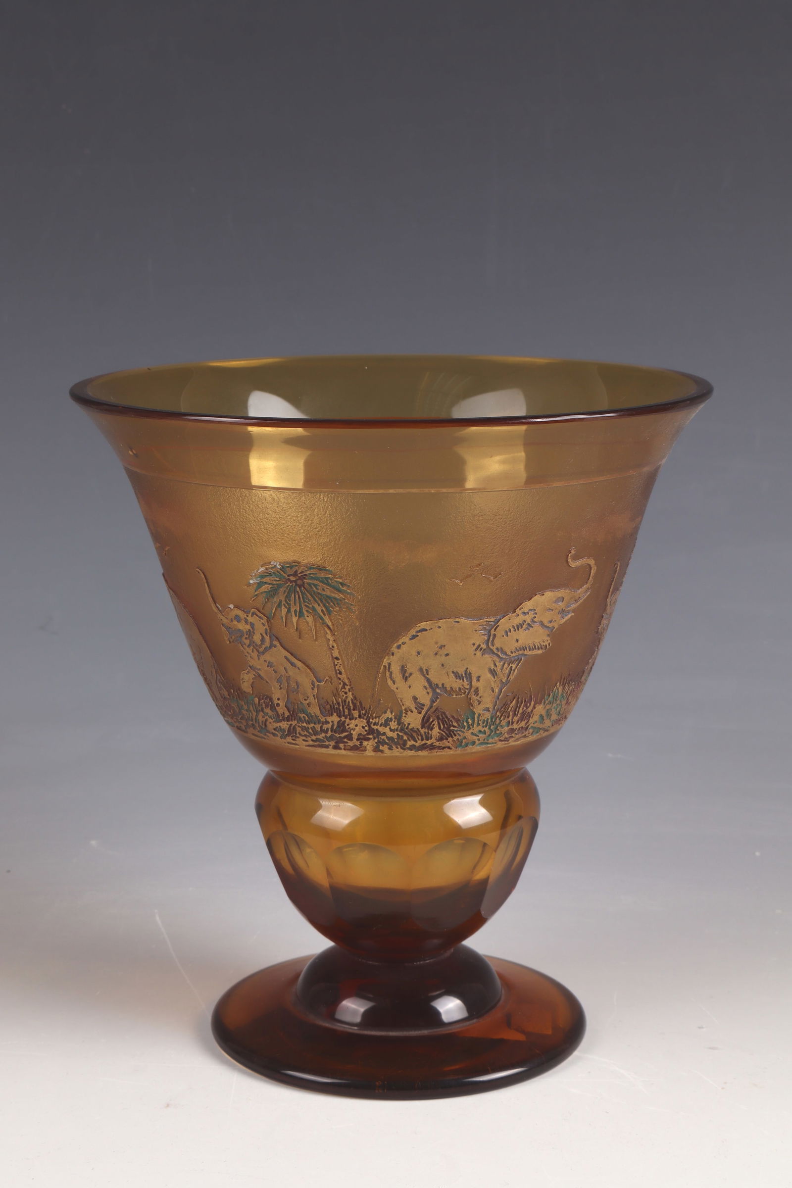 Vase ''Animor'': Vase ''Animor'' Rudolf Wels (design), L. Moser & Söhne, Karlsbad, 1926 violet glass. The lower part of the wall with a gold-contoured grooved edge. All around with etched, gilded frieze rubbed with