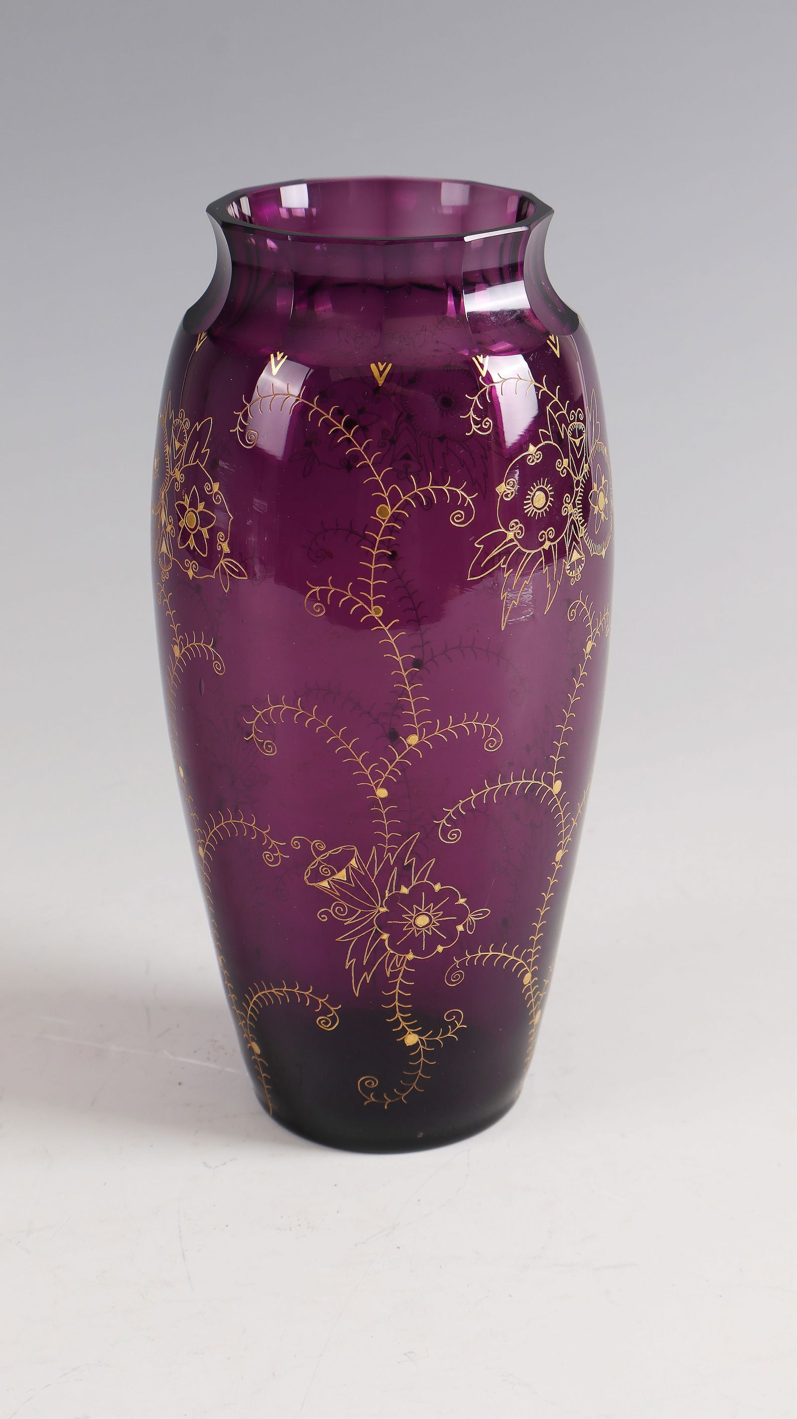 Vase: Vase Fachschule Haida (design) for Joh. Oertel & Co., Haida, c. 1915 Violet glass with peel cut. Stylized floral décor in gilded needle etching all around. H. 20 cm
