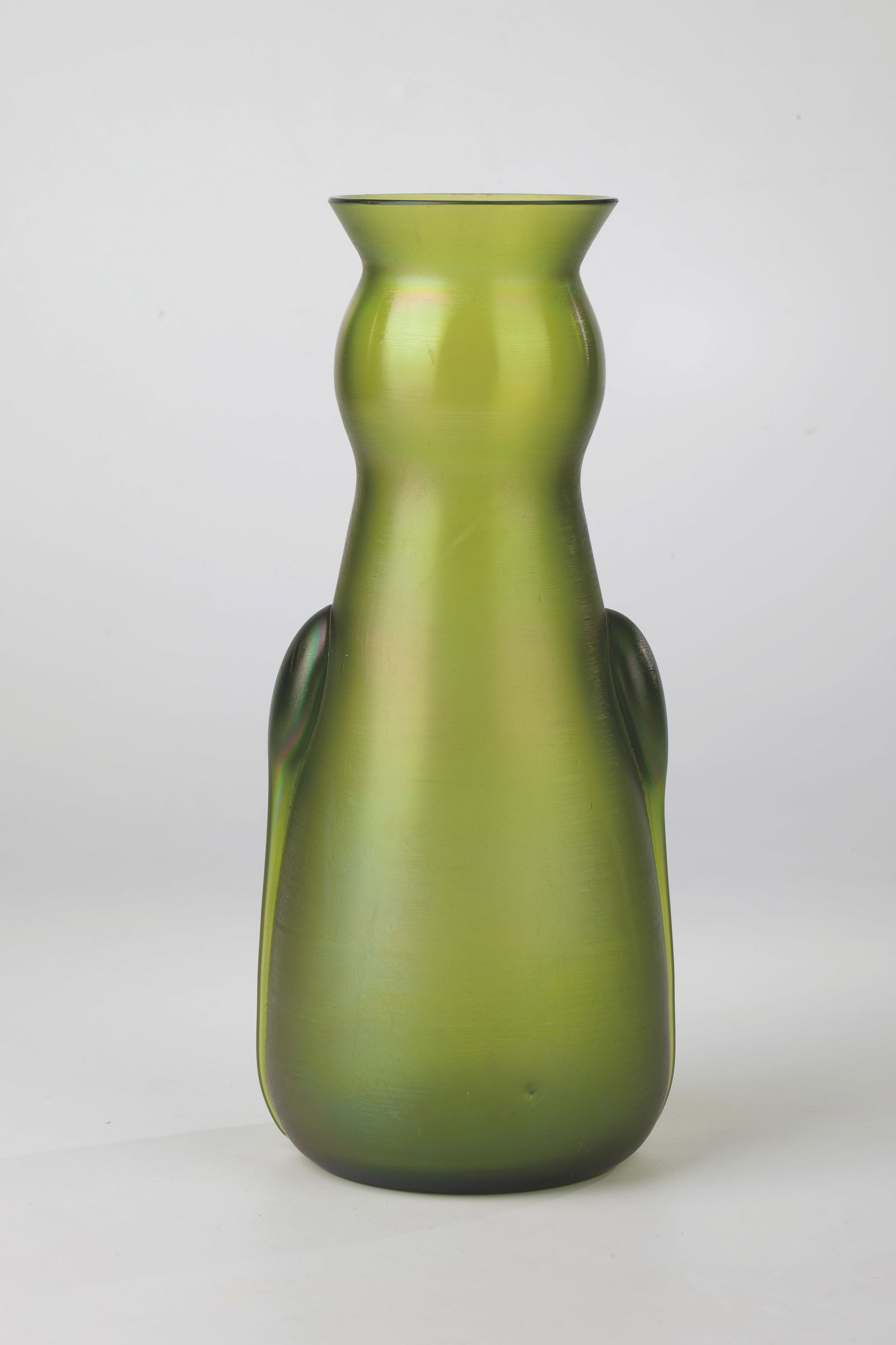 Vase: Vase Wilhelm Kralik Sohn, Eleonorenhain, c. 1900 Green glass with two appliqués in green and warped downwards with tongs. Iridescent. H. 26 cm.