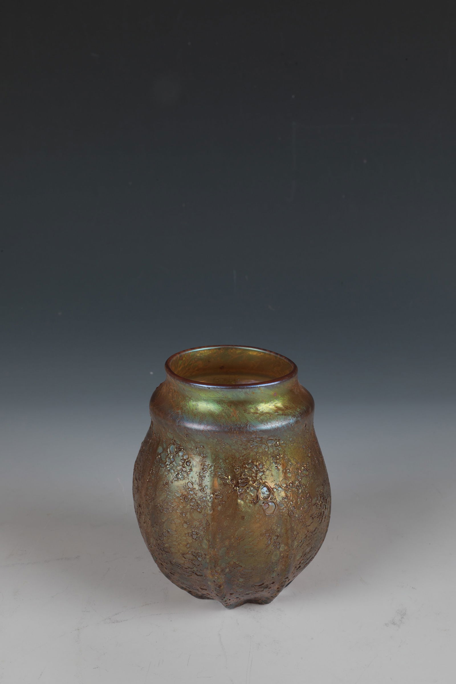 Vase: Vase in the style of Tiffany, 2nd half of the 20th century Colorless, optically ribbed glass with silver-yellow powder melting. Matt iridescent. Etched Background.. Underside with pseudo label. H. 11