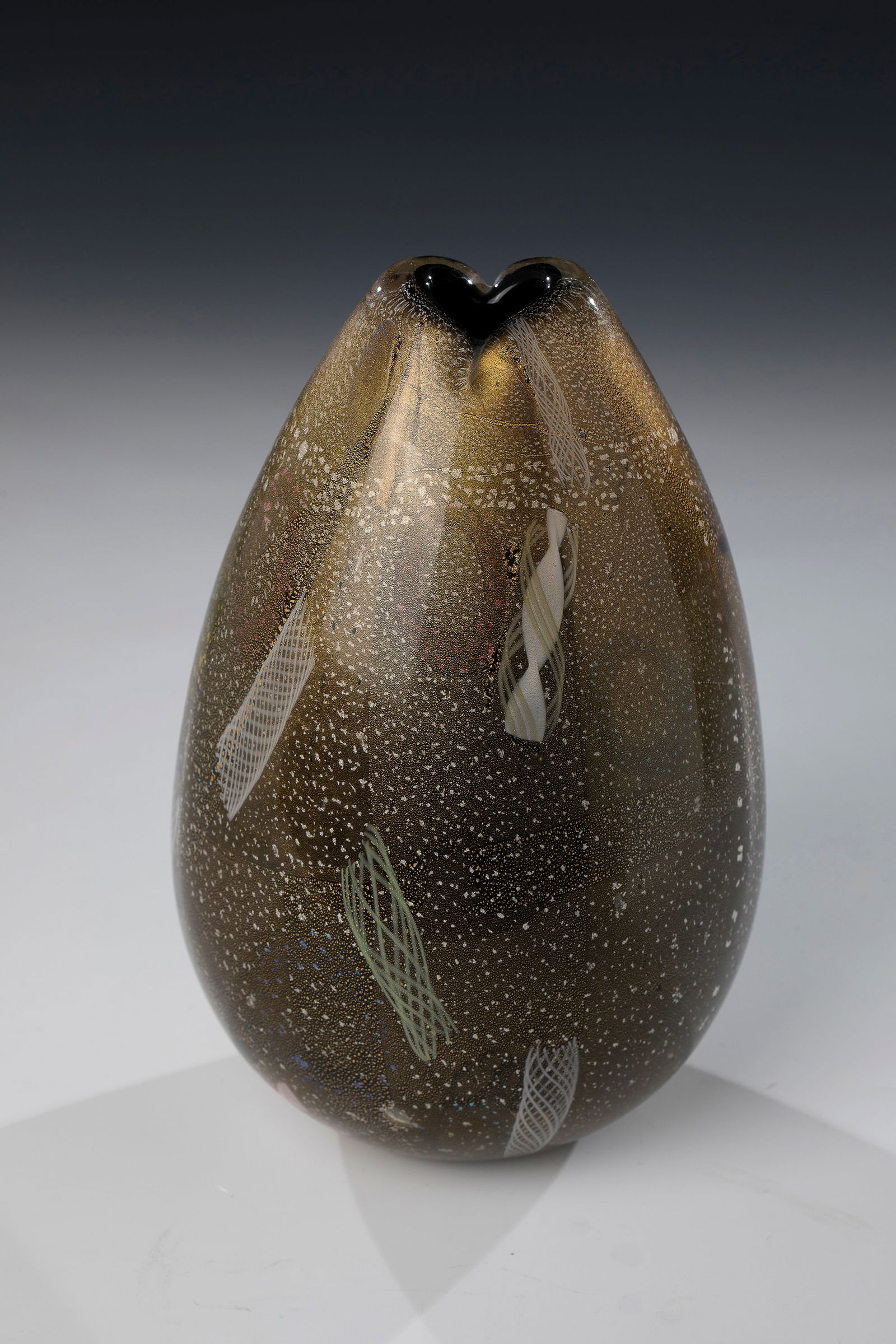 Vase ''A reazioni policrome su metallo'': Vase ''A reazioni policrome su metallo'' Giulio Radi (design), Arte Vetreria Muranese (A.Ve.M.), Murano, c. 1950 Colourless glass, dark violet underlay. Colour rings melted between the layers, 'zanfir