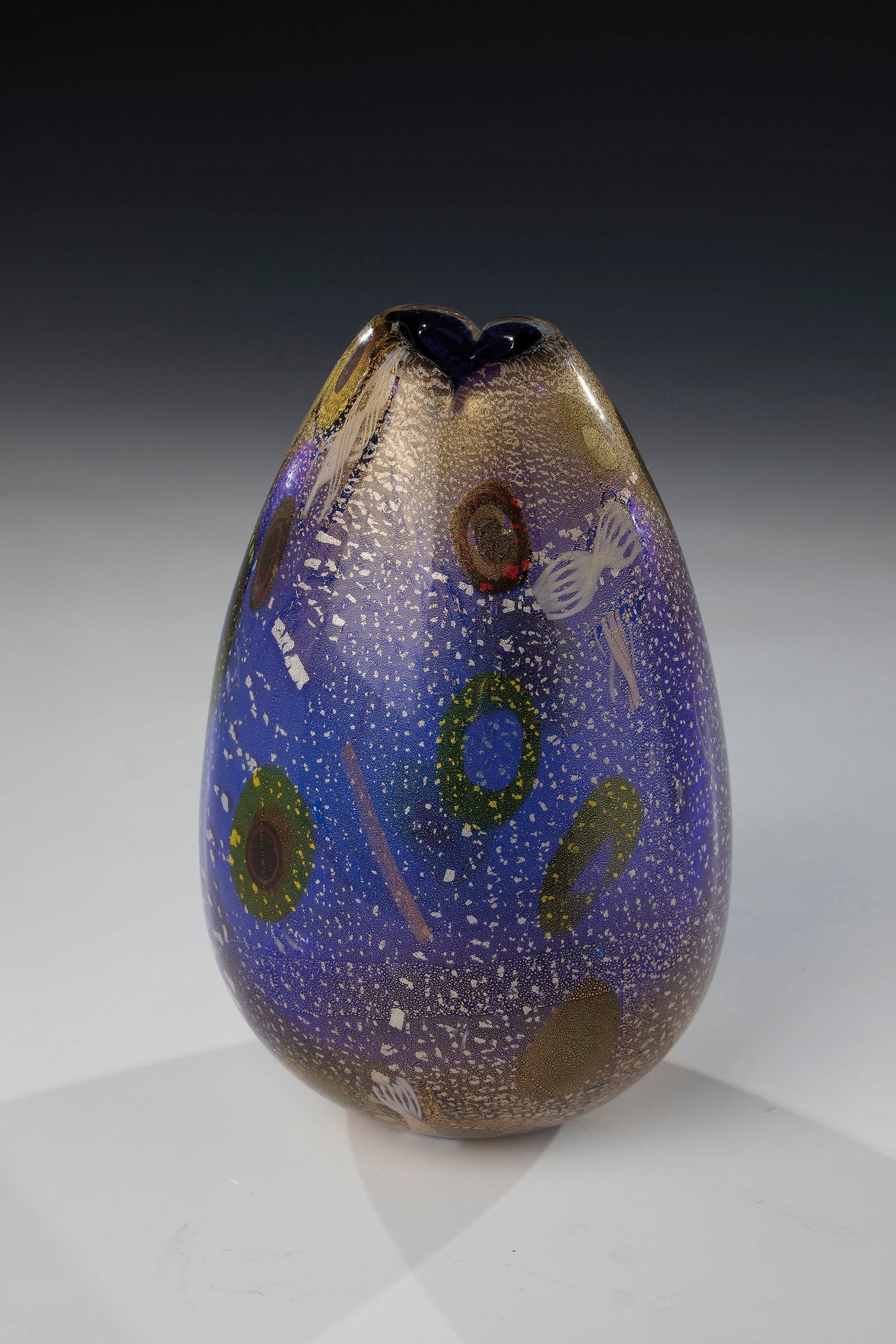 Vase ''A reazioni policrome su metallo'': Vase ''A reazioni policrome su metallo'' Giulio Radi (design), Arte Vetreria Muranese (A.Ve.M.), Murano, c. 1950 Colourless glass, cobalt blue underlay. Colour rings melted between the layers,