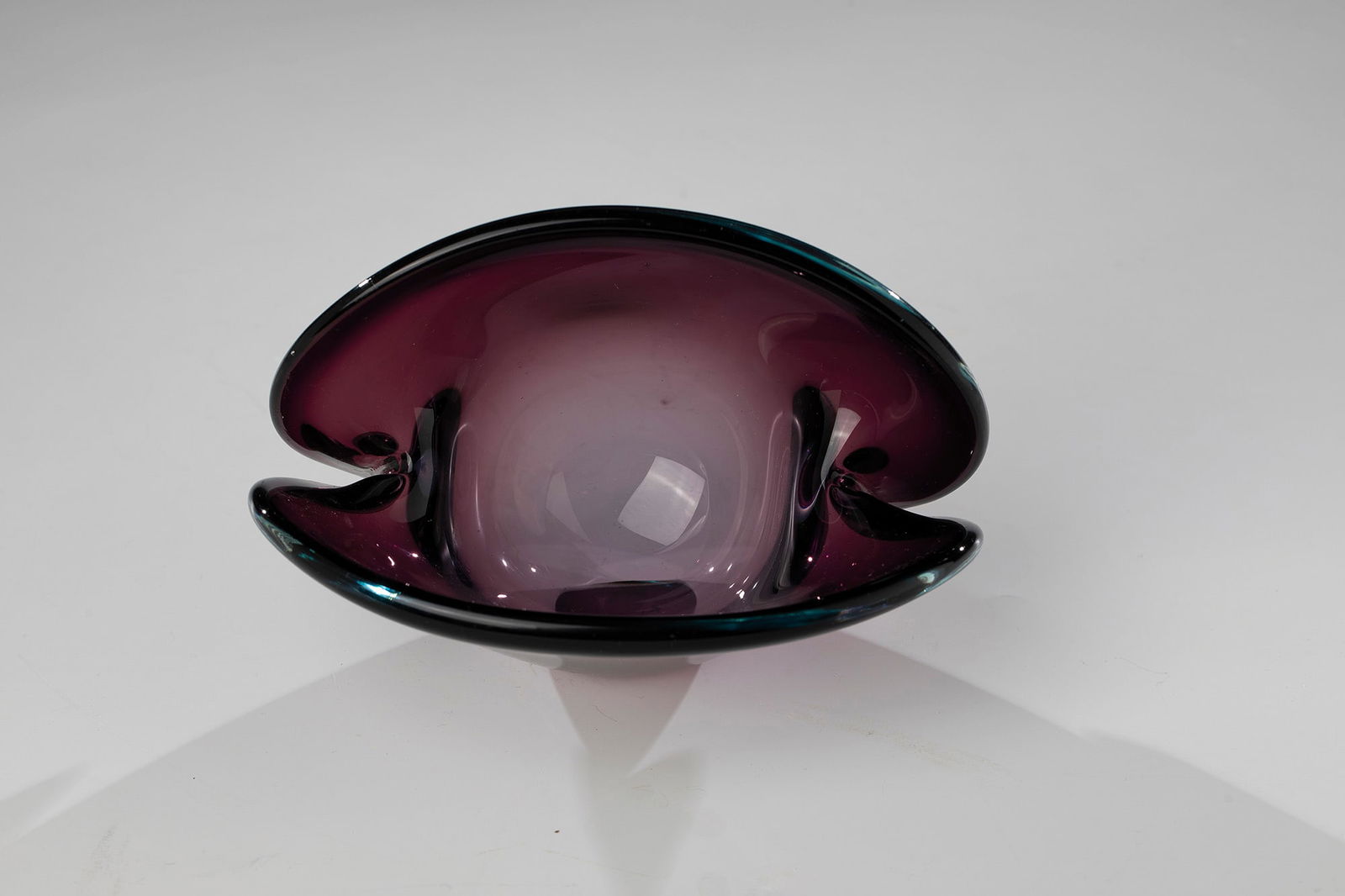 Shell: Bowl Arte Vetreria Muranese (A.Ve.M.), Murano, 1956 Colourless glass with purple underlay. H. 11 cm; L. 16 cm. Model no. 13344 Lit.: Marc Heiremans, AVEM - Arte Vetraria Muranese 1932-1972,
