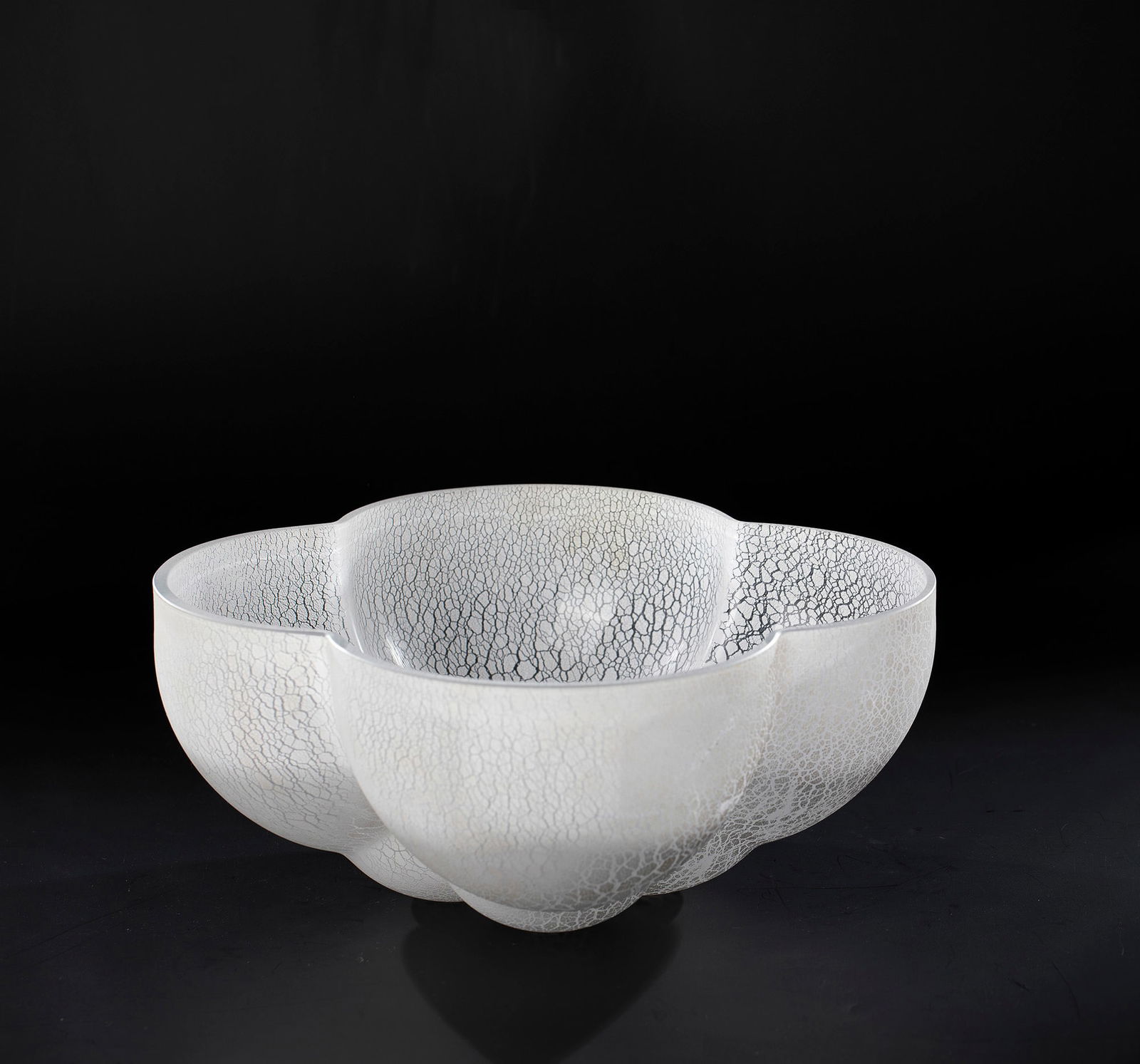 Shell: Barbini bowl, Murano, c. 1980 Colourless glass. The outer wall with finely netted, frost-like décor in white. H. 15.5 cm; D. 35.5 cm. Please note that items marked with an asterisk in the catalog