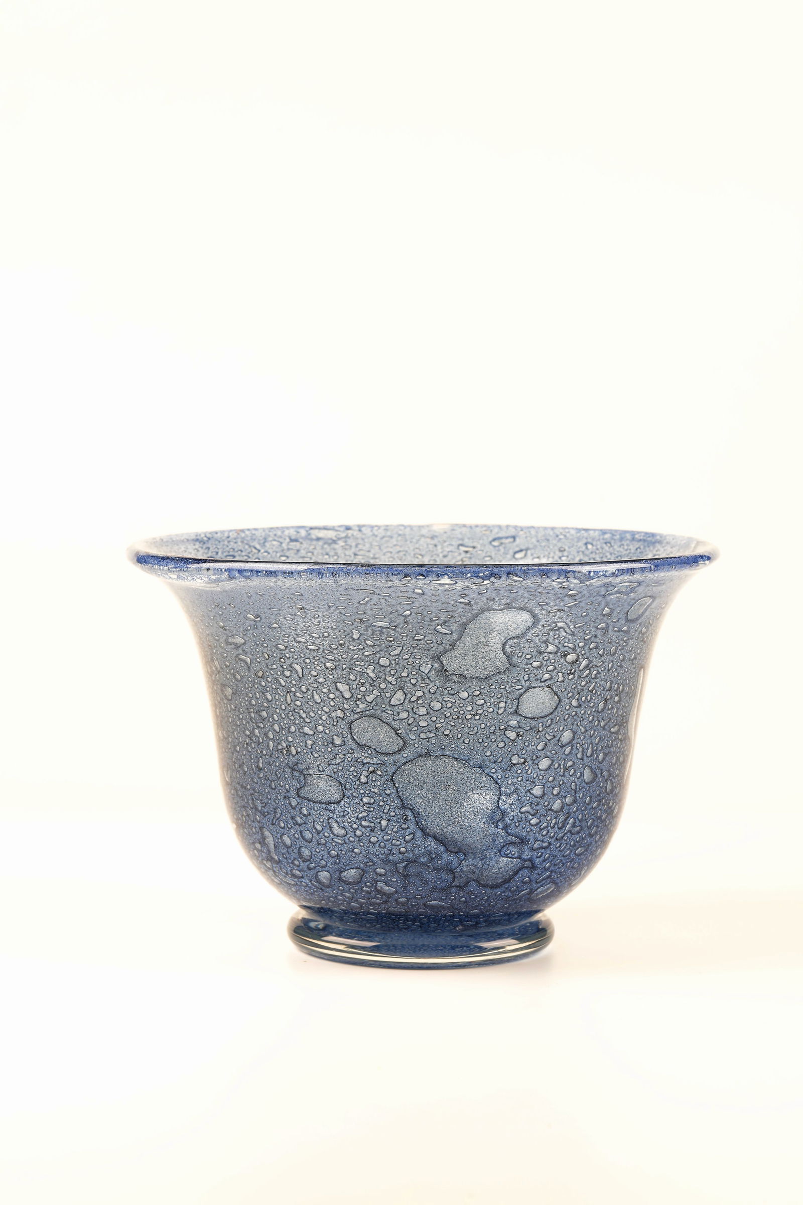 Vase ''Efeso'': Vase ''Efeso'' Ercole Barovier (design), Barovier & Toso, Murano, 1964 Colourless, strongly bubbled glass with blue powder melting. Attached round stand in colorless. H. 14 cm. Lit.: Marina Barovier,