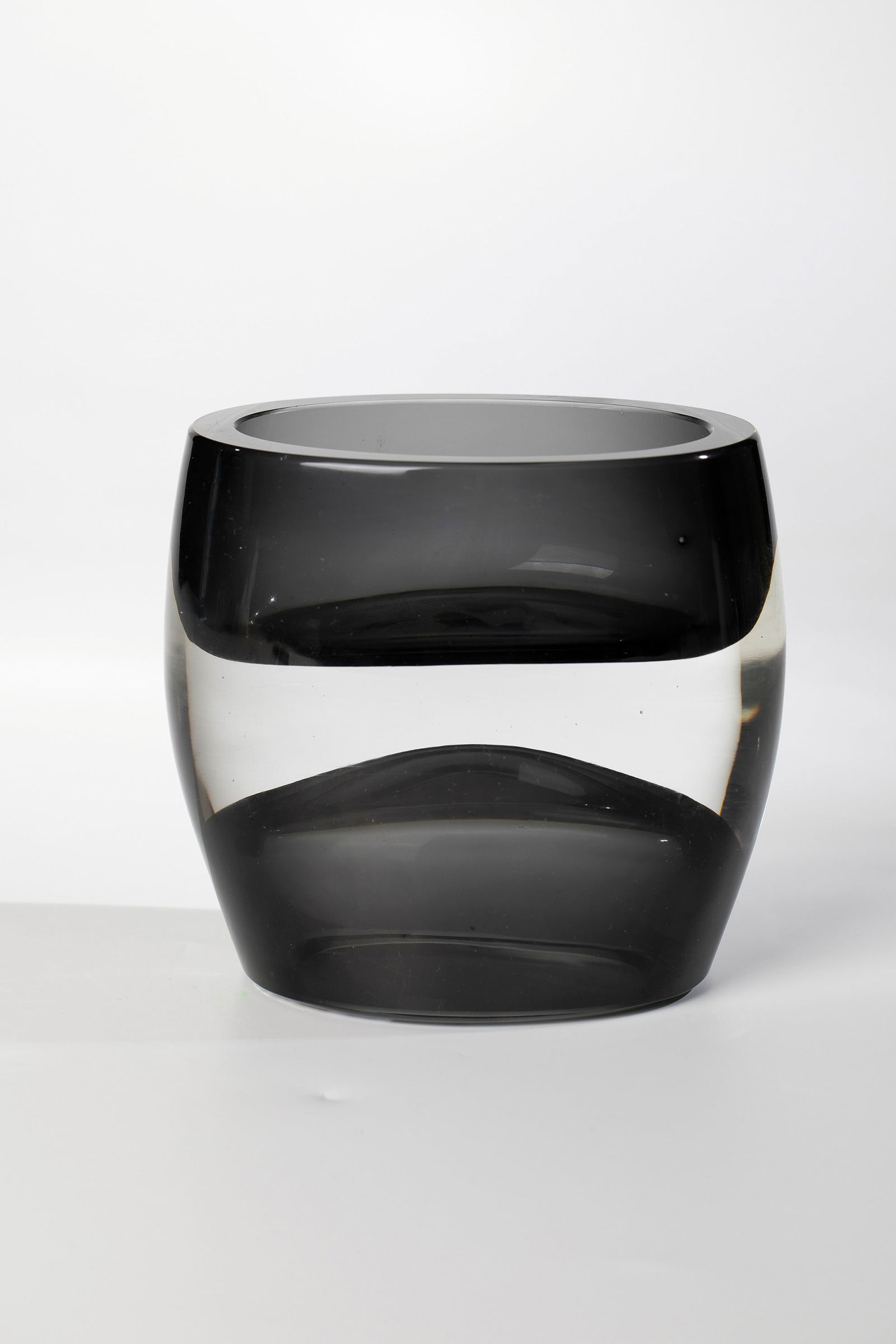 Vase ''Sommerso'': Vase ''Sommerso'' Antonio Da Ros (Design), Cenedese (Execution), Murano, 1960s Thick-walled, colourless glass with 2-fold underlay in grey-green. H. 14.5 cm. Please note that items marked with an aste