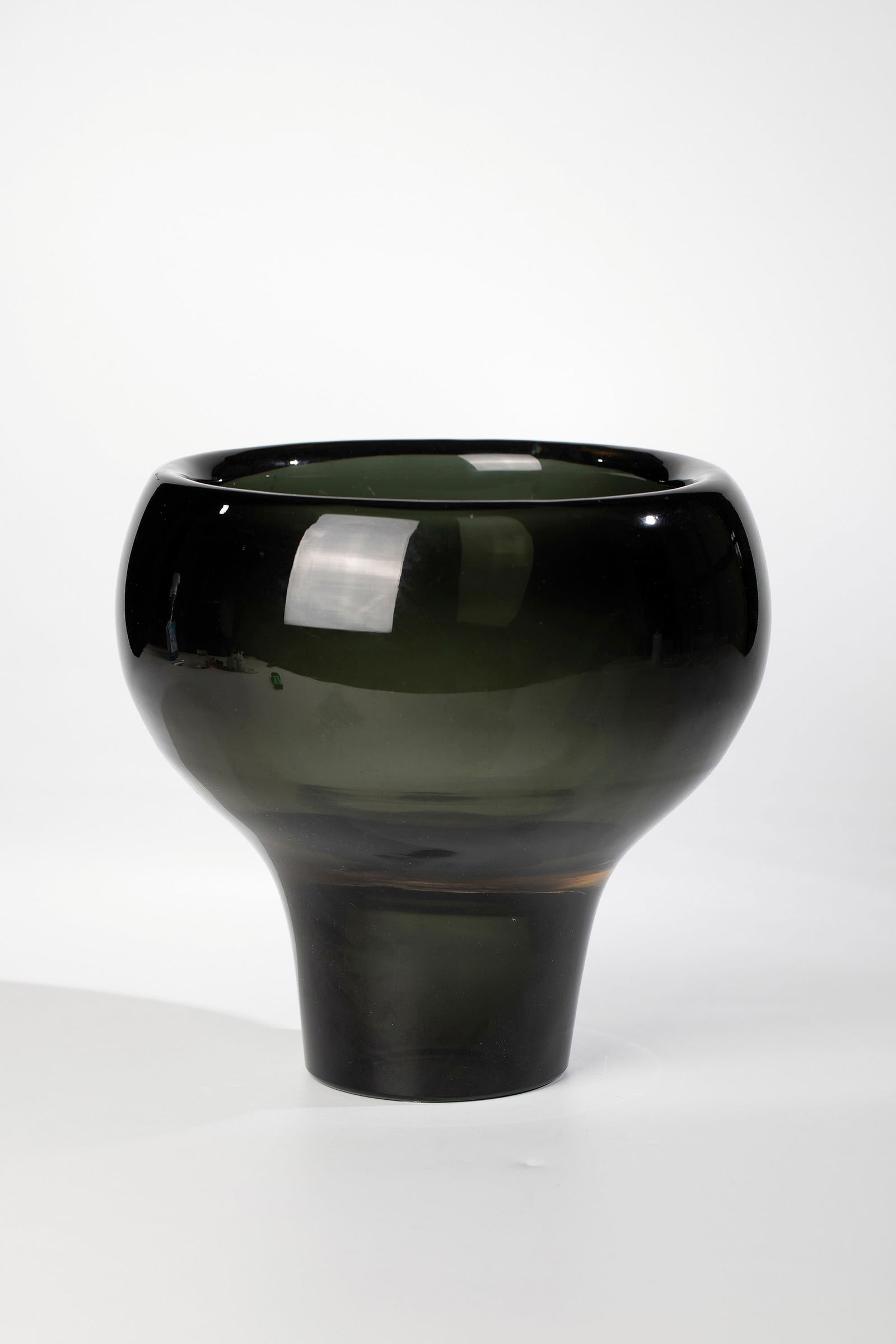 Large bowl ''Sommerso'': Large bowl ''Sommerso'' Antonio Da Ros (design), Vetreria Gino Cenedese, Murano, 1960s Thick-walled, colourless glass with underlays in dark green. H. 20.5 cm. Please note that items marked with an