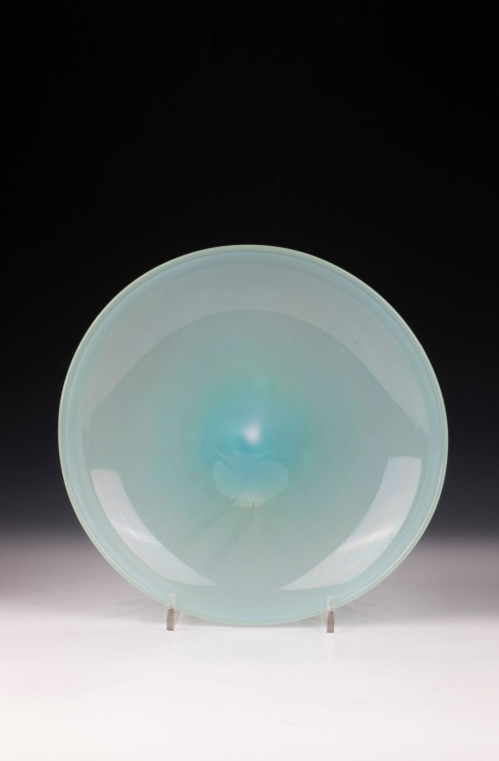 Shell: Bowl Cenedese, Murano, c. 1955 Light green opal glass, colourless overlay. The outer wall with intermediate layer decoration made of finely torn gold foil. D. 26.2 cm. Please note that items marked wi