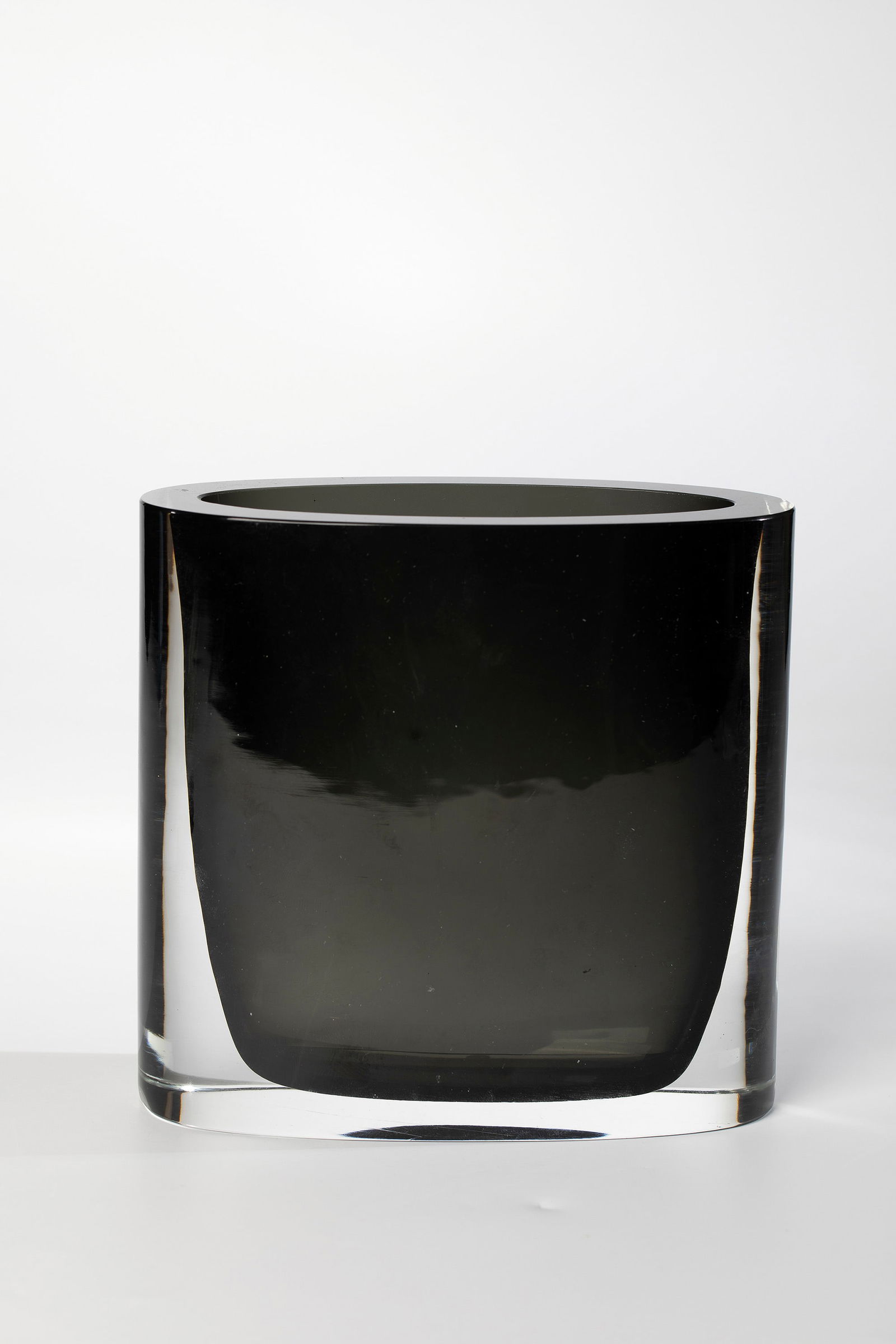 Vase ''Sommerso'': Vase ''Sommerso'' Antonio Da Ros (design), Cenedese (execution), Murano, 1960s Colourless glass with grey-black underlay. H. 17.5 cm. Please note that items marked with an asterisk in the catalog are