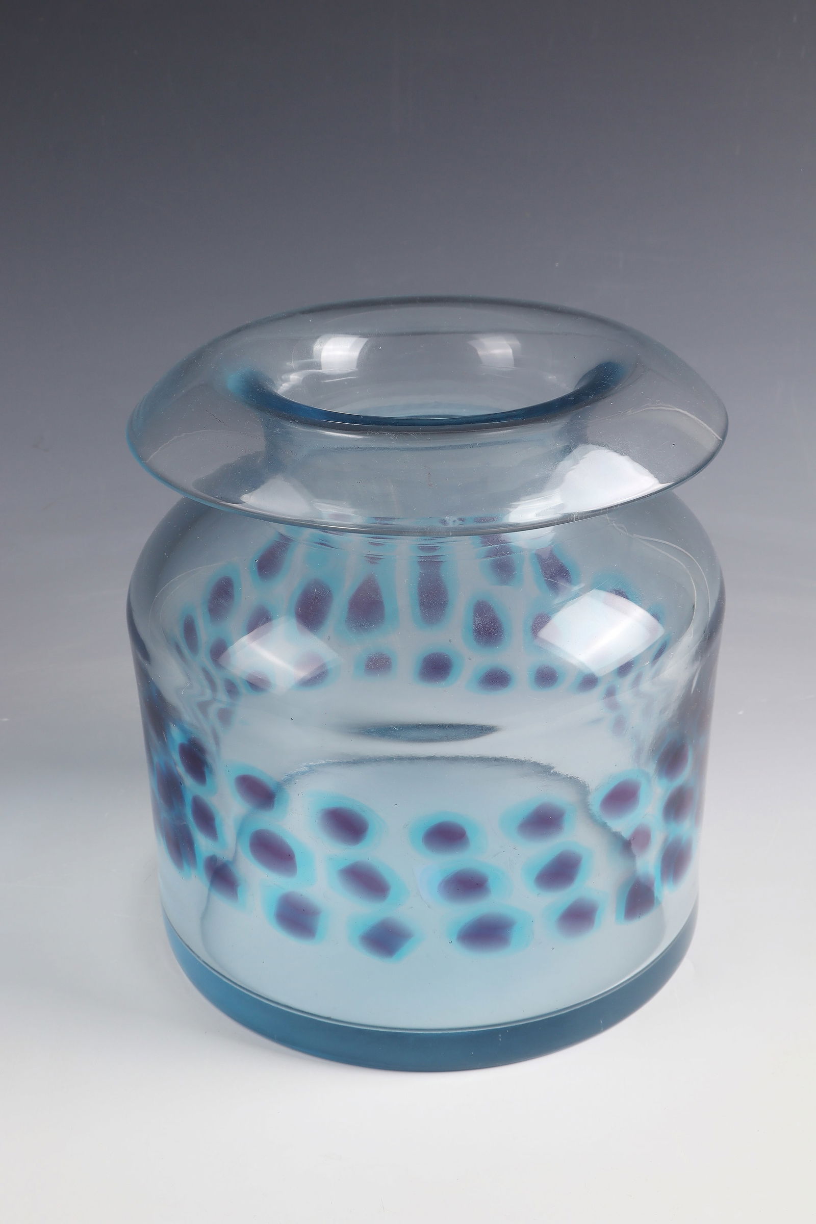 Vase ''Murrine'': Vase ''Murrine'' Antonio Da Ros (design), Vetreria Gino Cenedese, Murano, c. 1969 Light blue glass with melted-in, three-row band of purple-blue murrine. h. 20.5 cm. Lit.: M. Heiremans, Murano - Glas