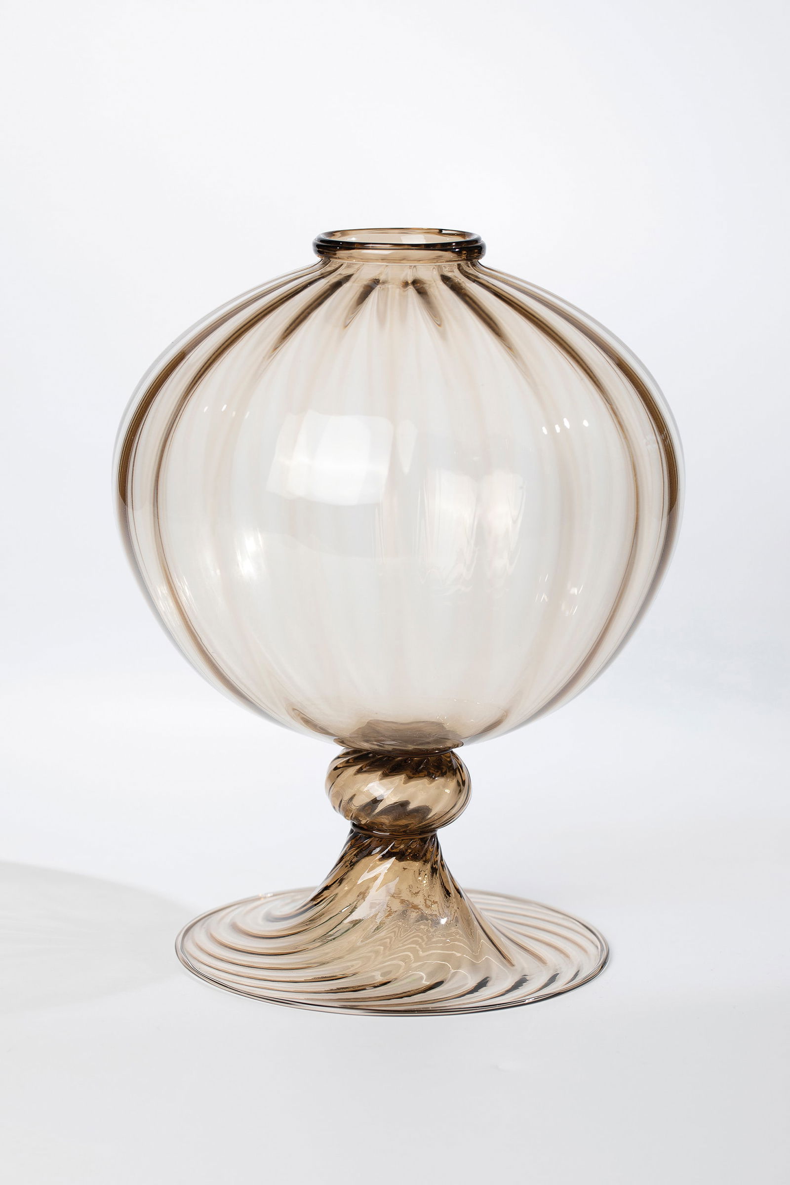 Vase ''Soffiato'': Vase ''Soffiato'' Compagnia di Venezia e Murano - Pauly & C., Murano, circa 1930 Light brown, rib-optically blown glass. Underside with original sticker PAULY & C. N° 20802 and handwritten note: FP/1