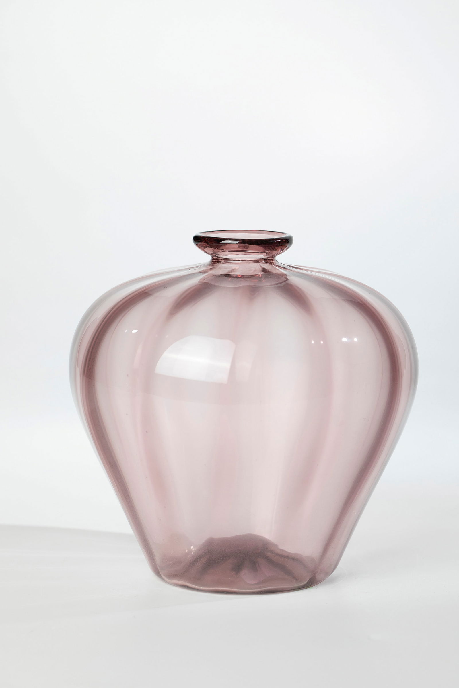 Vase ''Soffiato'': Vase ''Soffiato'' Vittorio Zecchin (design), Compagnia di Venezia e Murano - Pauly & C., c. 1930 Old pink glass blown with rib optics. H. 15 cm. Please note that items marked with an asterisk in the c
