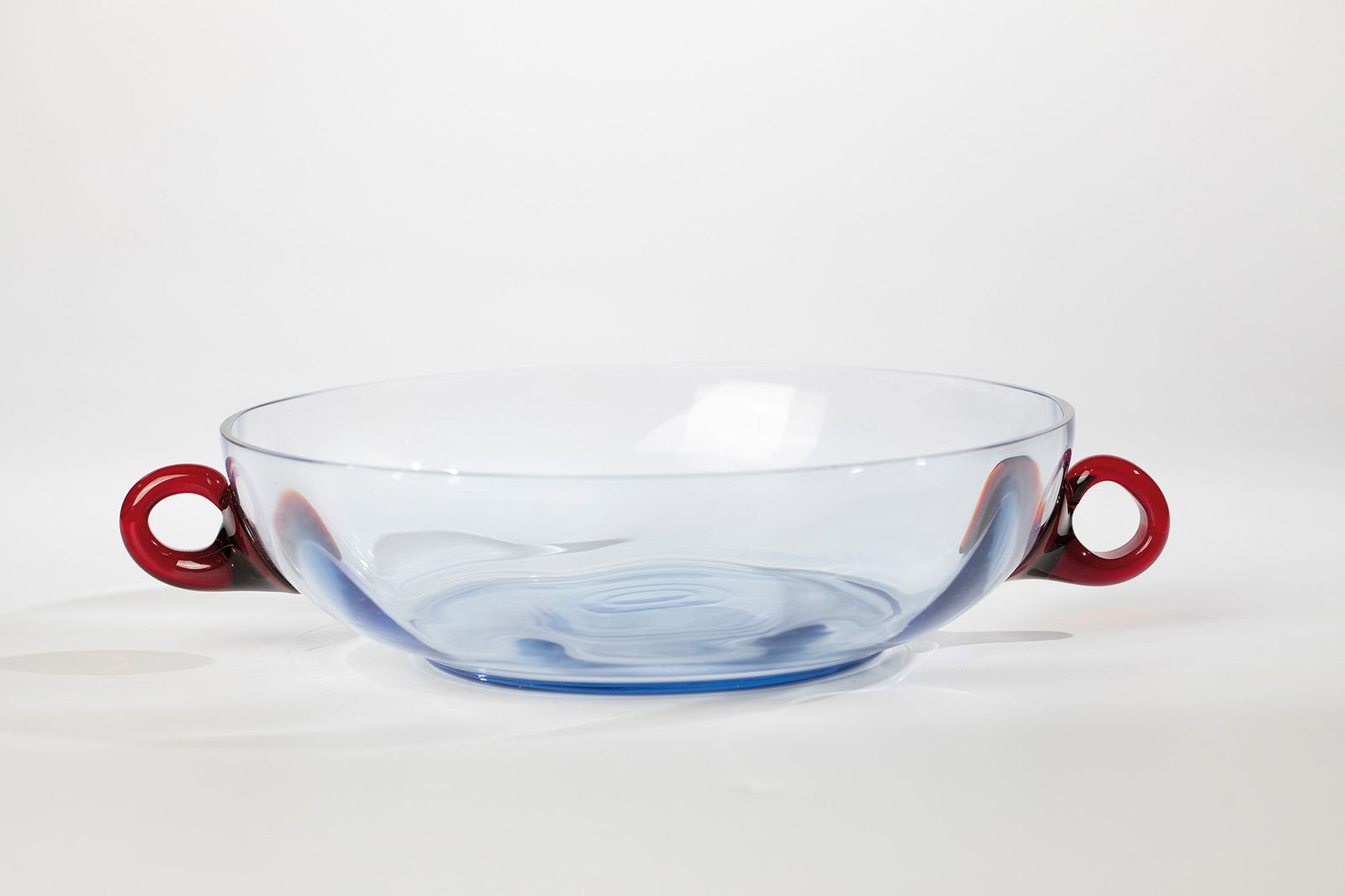 Shell: Bowl Vittorio Zecchin (design), Compagnia di Venezia e Murano - Pauly & C., c. 1925 Light blue glass. Appliquéd handles in ruby red. Engraved underside: Pauly C.V.M. H. 5.5 cm; D. 20 cm. Please note