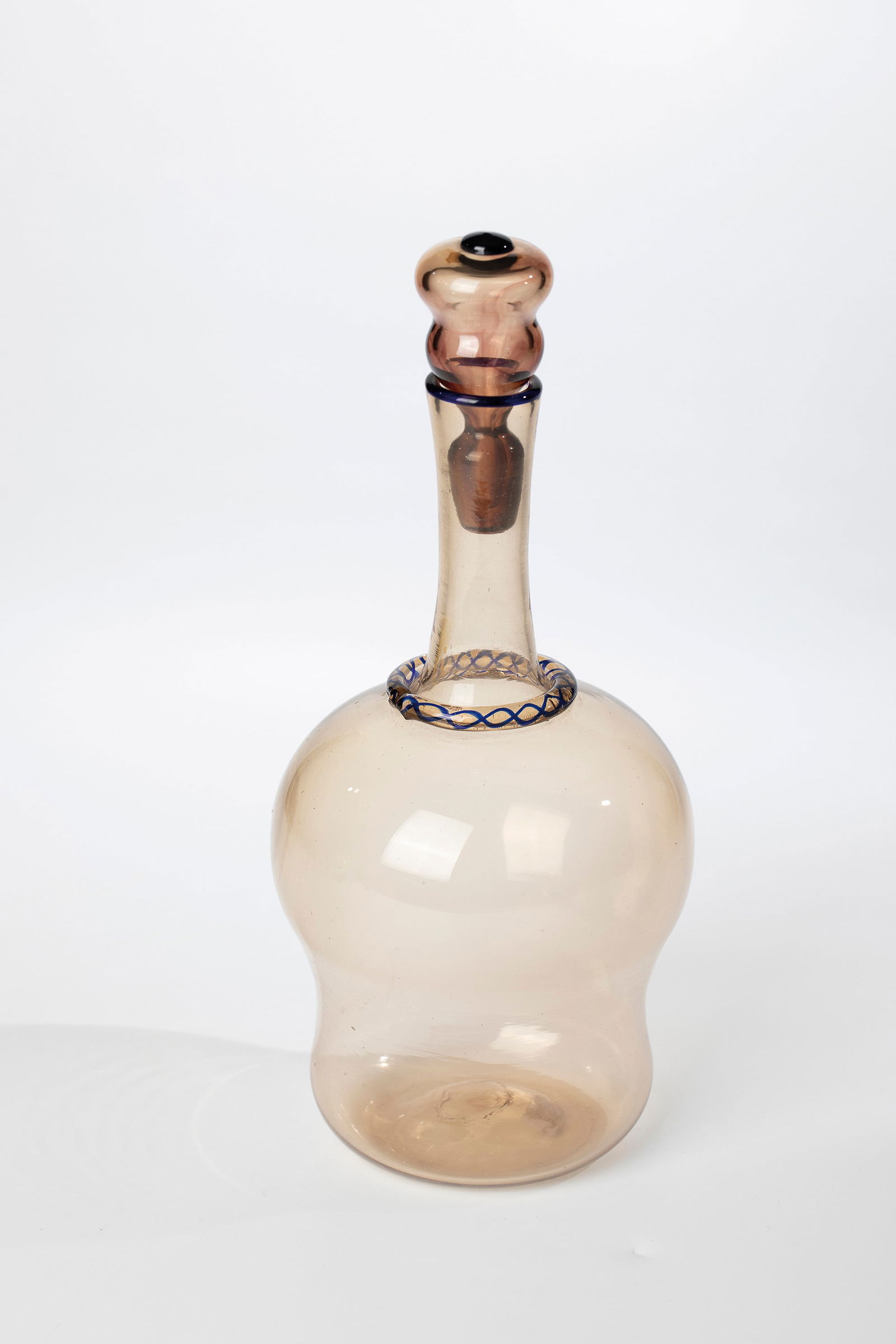 Bottle with stopper: Bottle with stopper Compagnia di Venezia e Murano - Pauly & C., Murano, around 1925 Light smoky brown glass. The stopper with black-violet, streak-like melting. At the base of the neck, colourless gla