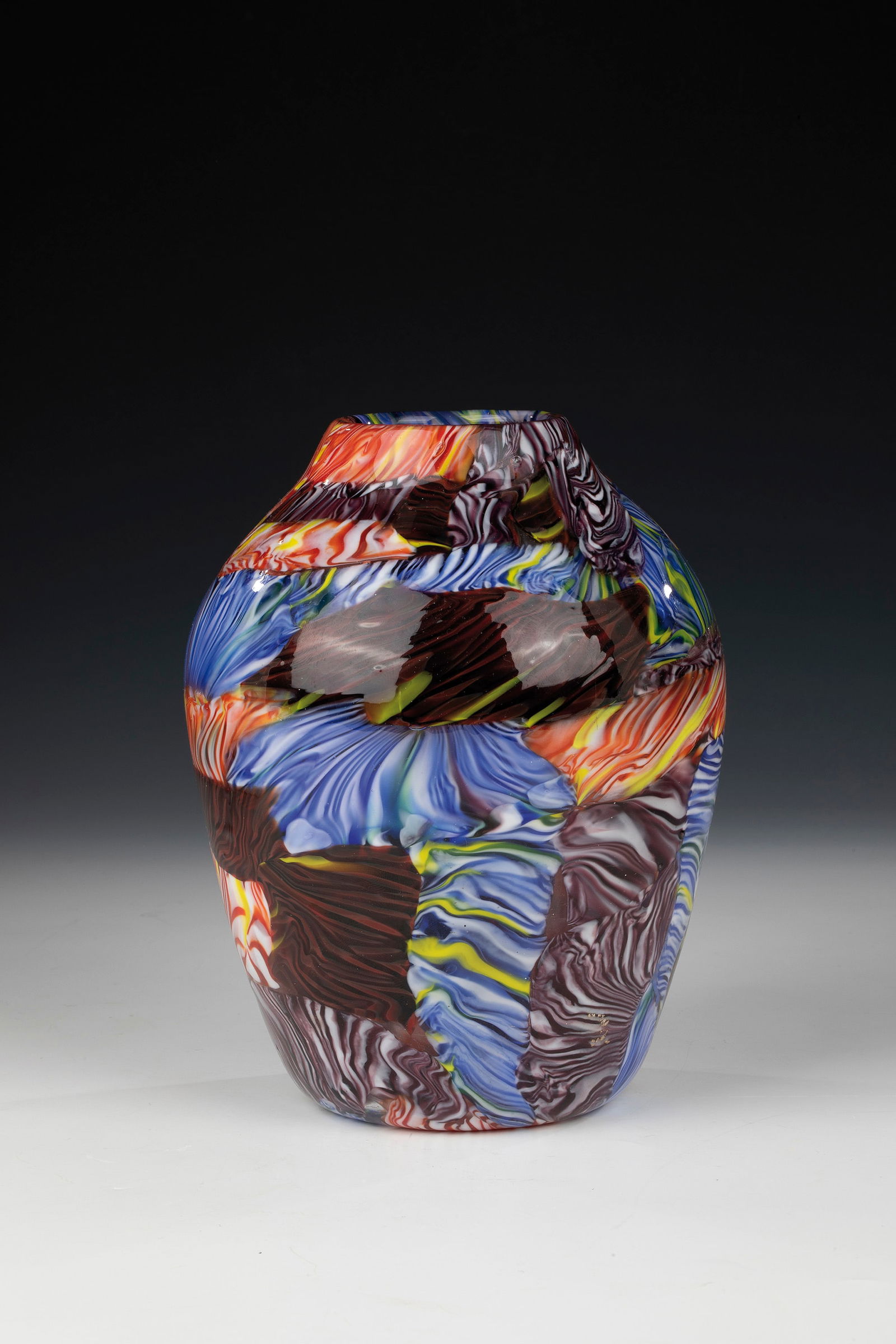 Vase: Vase Ermanno Toso (design), Fratelli Toso, Murano, c. 1955 Colourless glass with flat-melted glass rods in the colours red, blue, yellow, violet and white. H. 17 cm. Please note that items marked