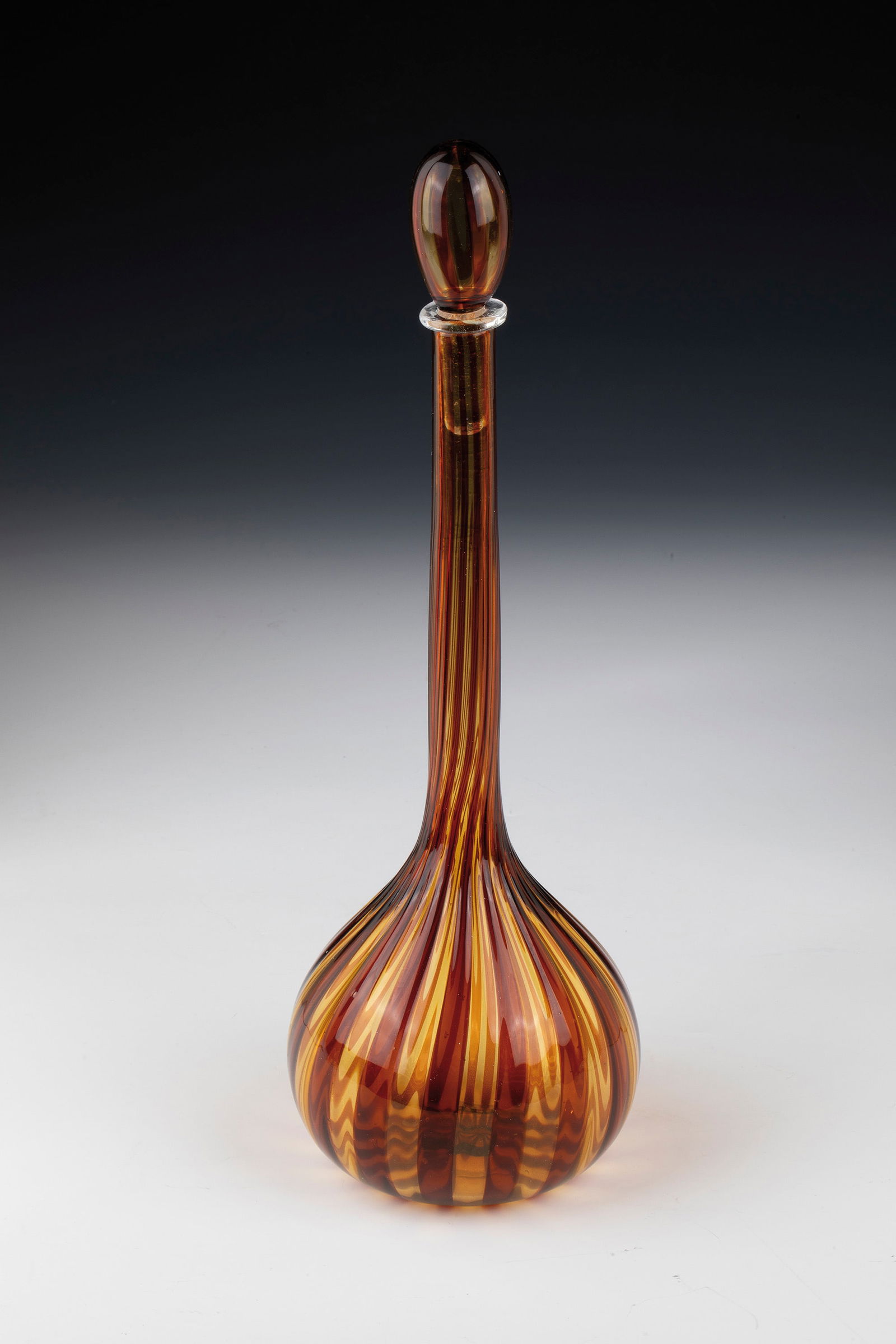 Bottle with stopper'': Bottle with stopper '' Fratelli Toso (attributed), Murano, c. 1955/60 Honey-yellow glass with vertical ribbon melting in light brown. H. 35 cm. Please note that items marked with an asterisk in the