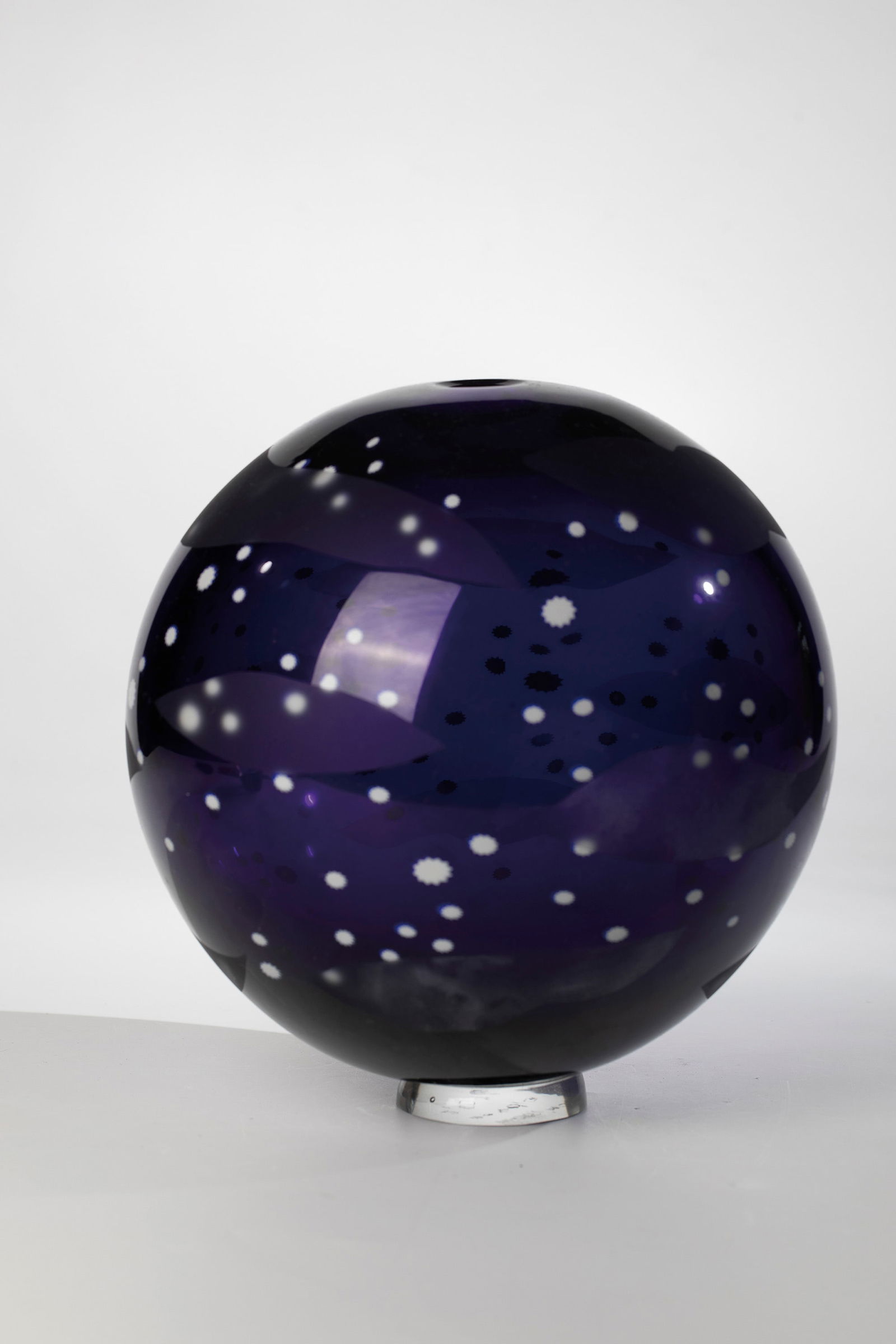 Vase: Vase Massimo Nordio, 2012 Midnight blue glass, thick-walled, colourless overlay. Interlayer décor of different sizes of star murrine in opaque white. The outer wall is partially matted. Attached roun