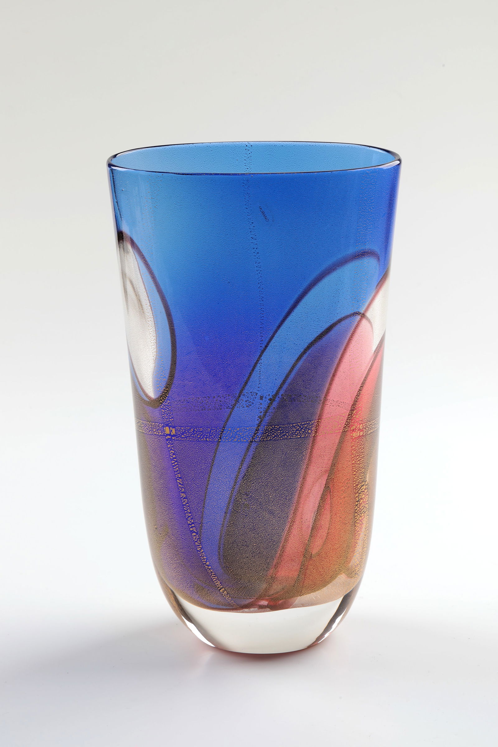 Vase ''Carnevale'': Vase ''Carnevale'' Archimede Seguso, Murano, 1987 Colourless glass, partially blue and red underlaid with contouring in black-violet and flat, cracked gold foil melting. H. 26 cm.