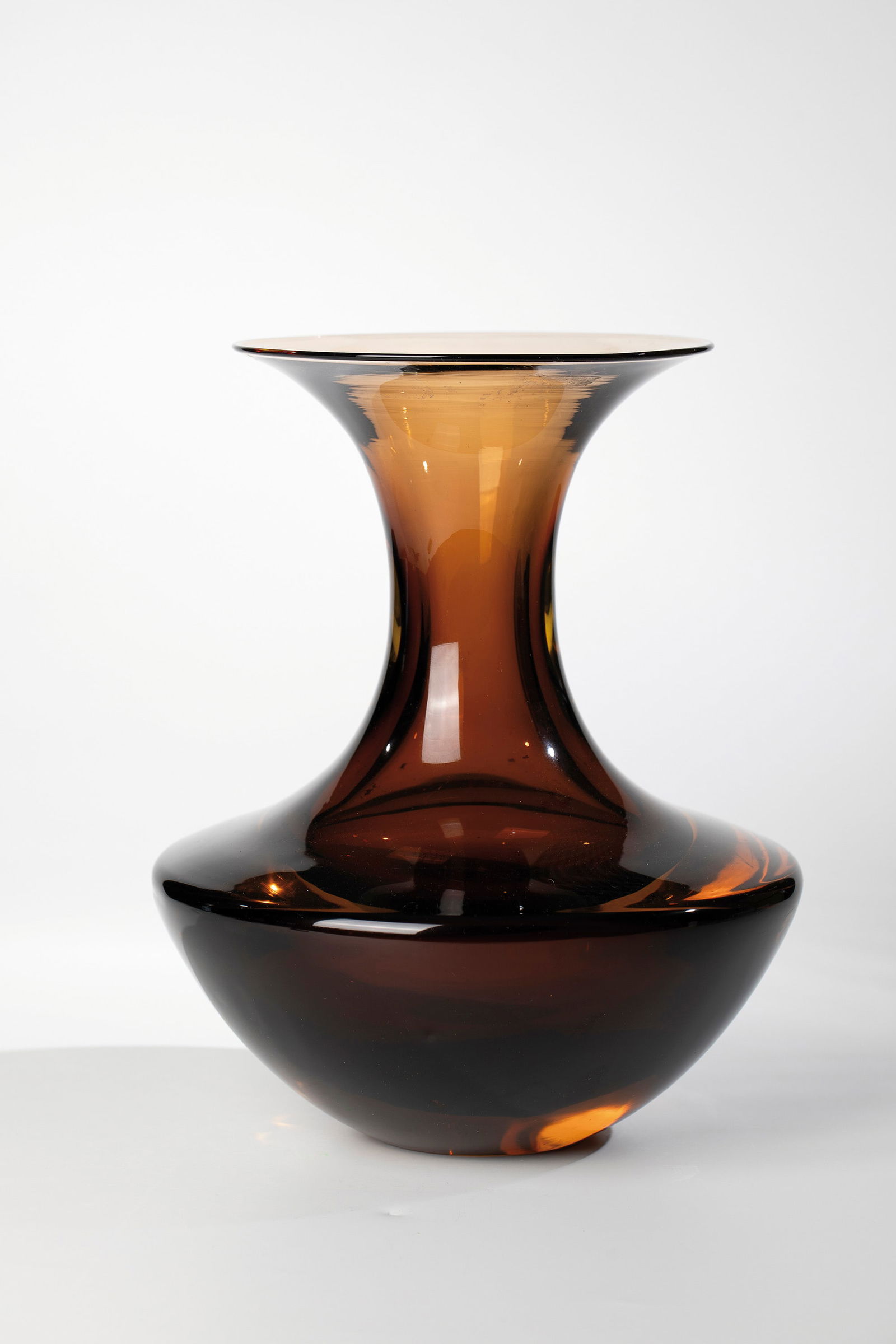 Vase ''Sommerso'': Vase ''Sommerso'' Mario Pinzoni (design), Seguso Vetri d'Arte, Murano, circa 1965 Amber glass with honey-brown underlay. H. 28 cm. Please note that items marked with an asterisk in the catalog are sub