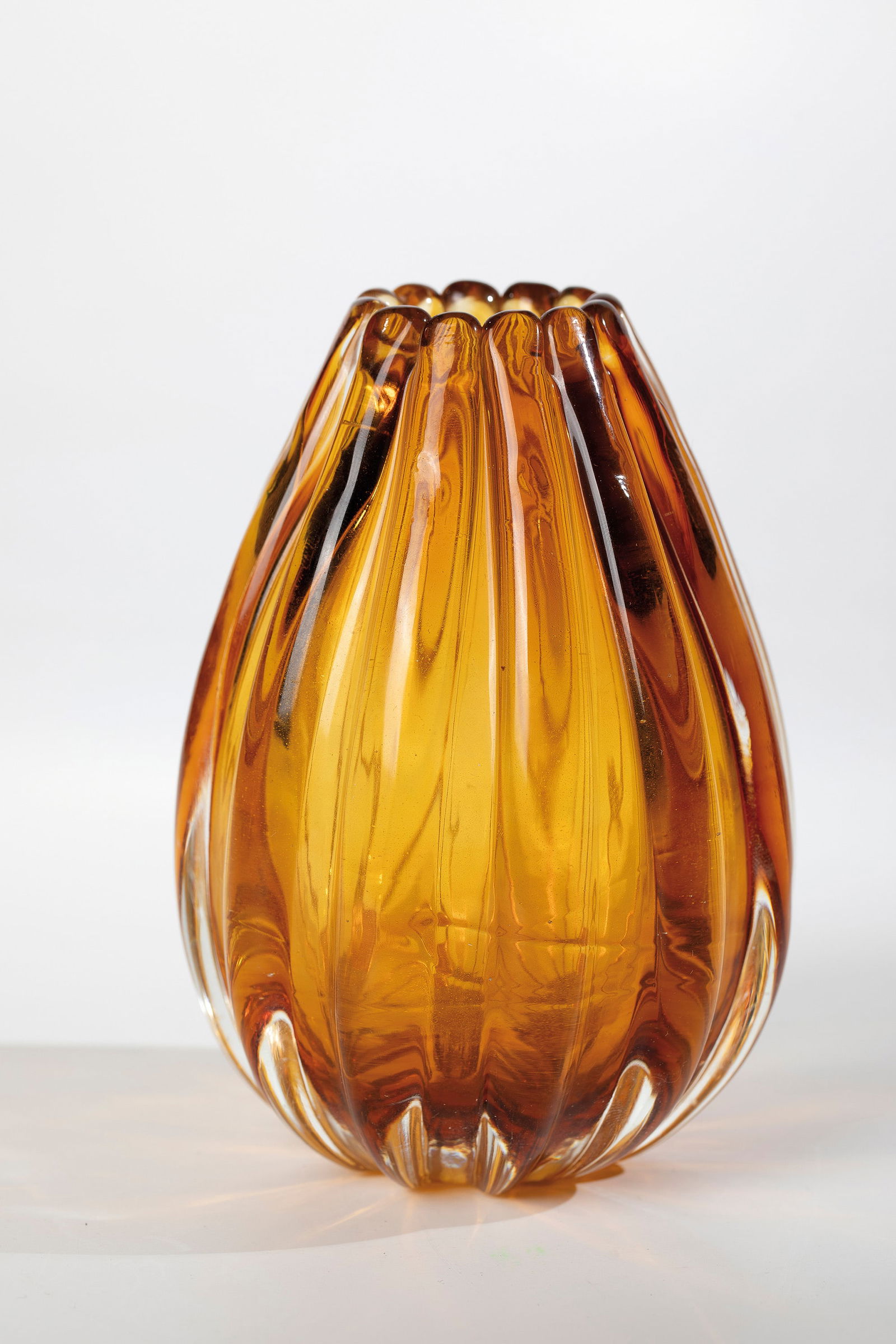 Vase: Vase Flavio Poli (design), Seguso Vetri d'Arte, Murano, c. 1958 Colourless glass with honey-yellow underlay. Rib optically blown. Original manufacturer's label. H. 12.5 cm. Model No. 12024 Lit.: M. He