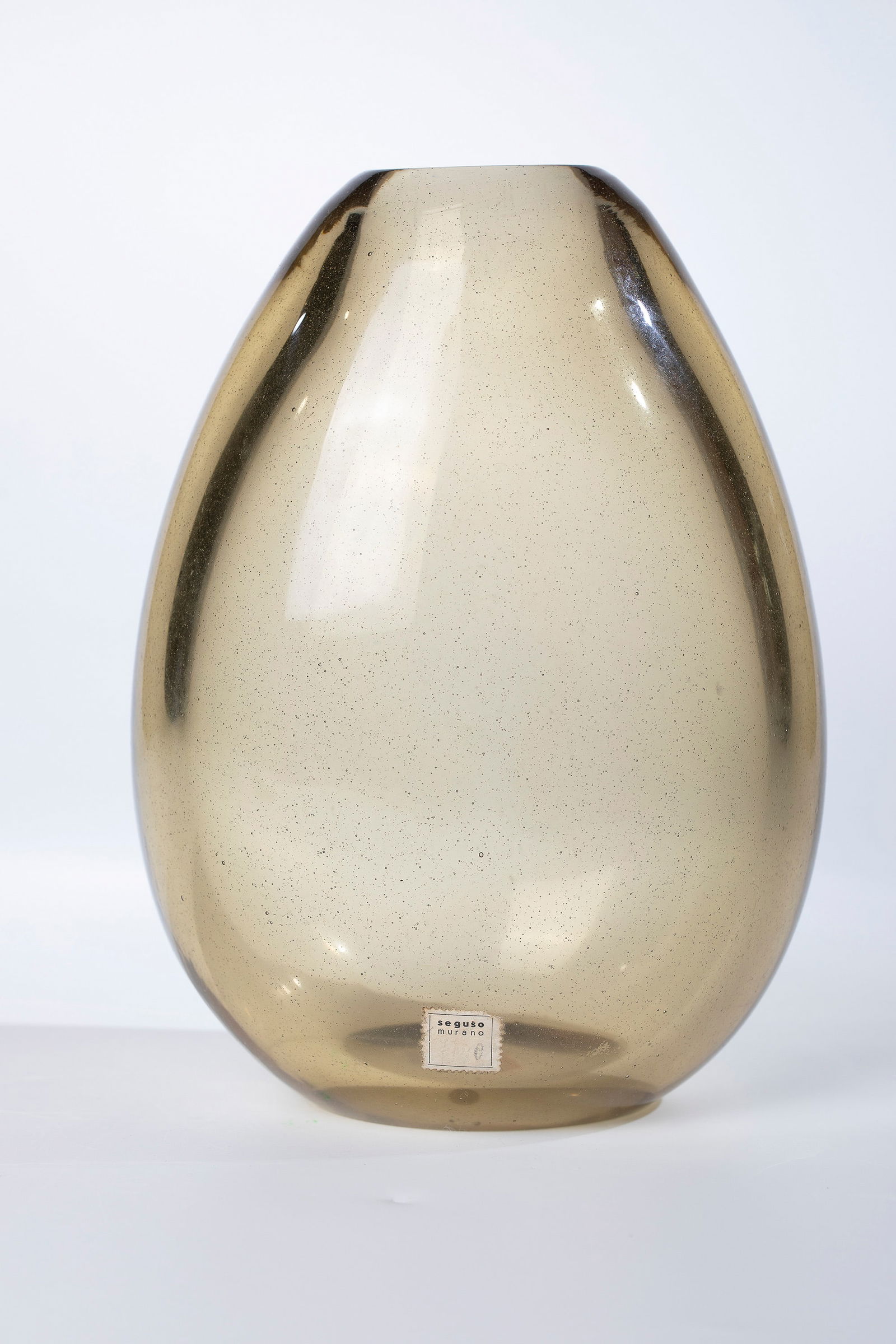 Vase: Vase Flavio Poli (design), Seguso Vetri d'Arte, Murano, 1939 Colourless, slightly honey-yellow glass, iridescent. Original manufacturer's label. H. 24 cm. Model no. 7724 Lit.: M. Heiremans, Seguso