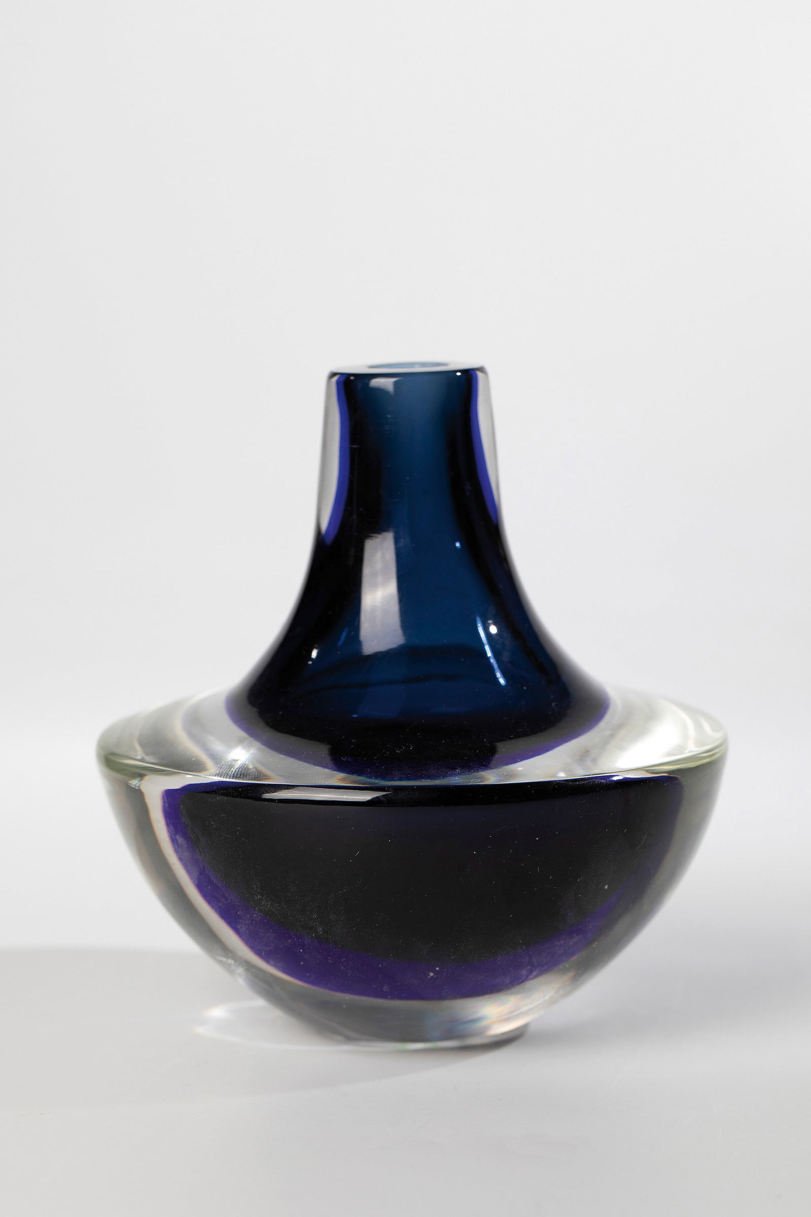Vase: Vase Mario Pinzoni (design), Seguso Vetri d'Arte, Murano, c. 1971 Thick-walled, colourless glass with a blue-grey underlay ('grigio blu cristallo'). H. 13.5 cm. Lit.: M. Heiremans, Seguso Vetri