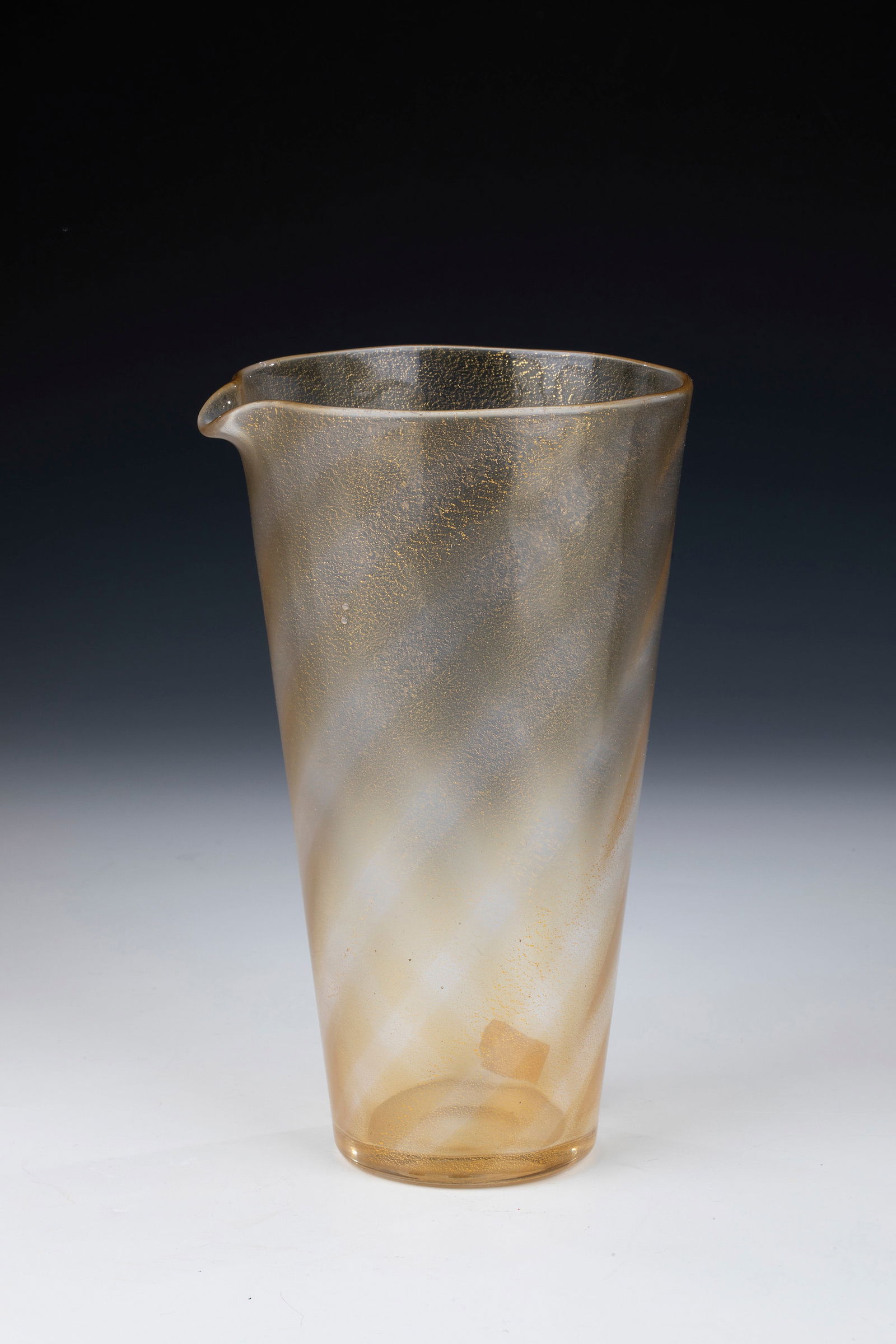 Gift Mug ''A Fasce Ritorte'': Gift cup ''A Fasce Ritorte'' Seguso Vetri d'Arte, Murano, c. 1955 Colourless glass with diagonally running, melted band ('a fasce') in light ochre and finely torn gold foil melting. Original