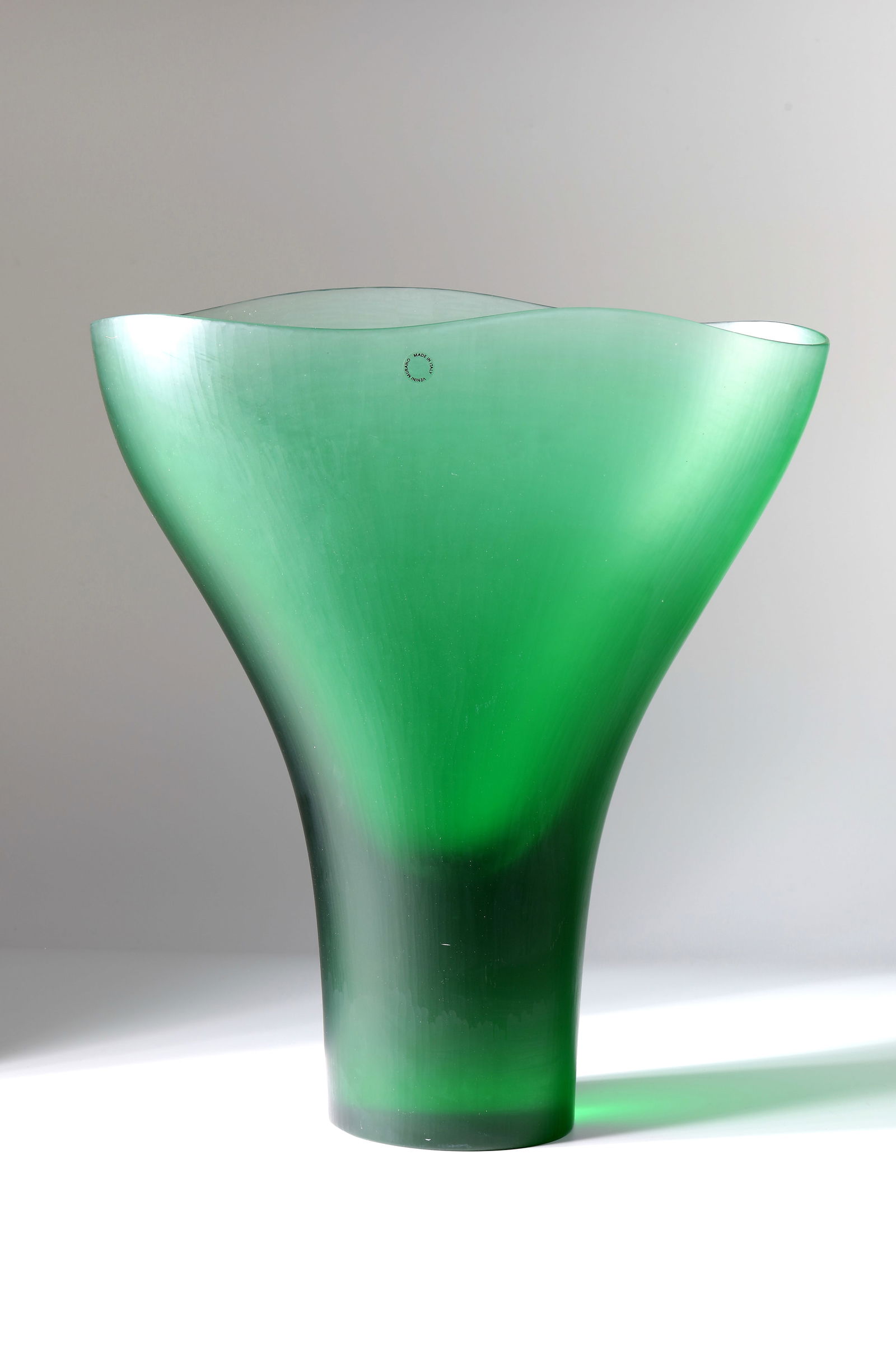 Large foot vase ''battuto'' (1 of 3)