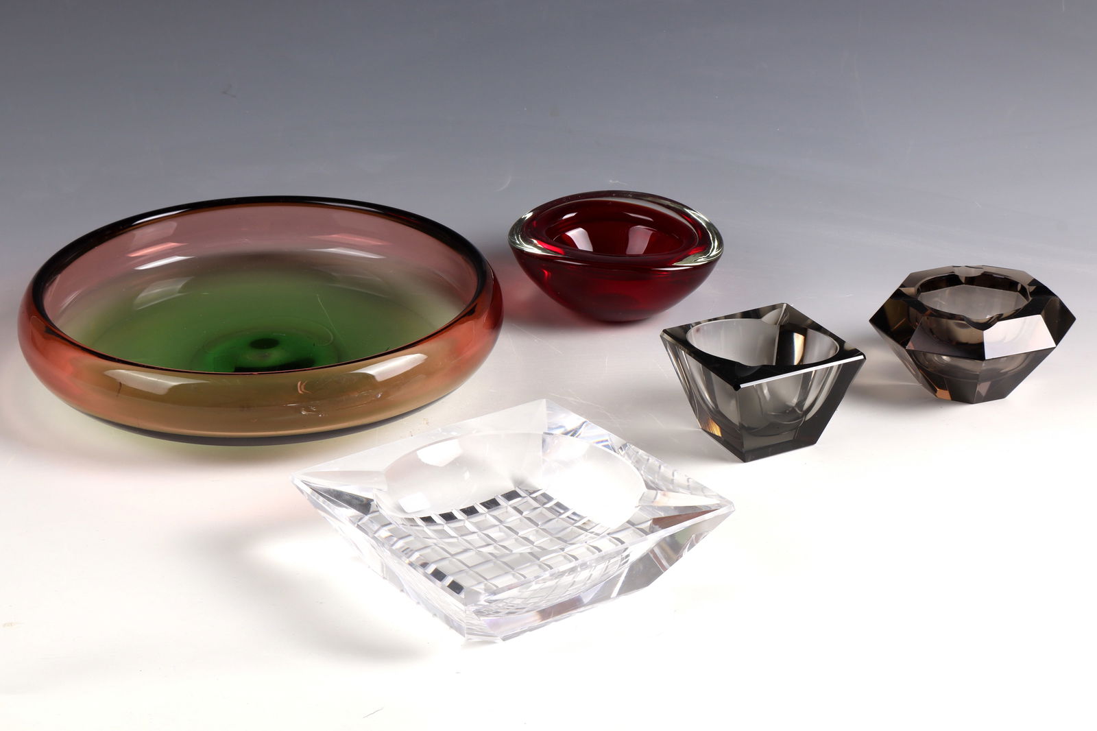 Three ashtrays and two bowls: Three ashtrays and two bowls, including Murano, 20th century Different shapes and colors. L. 7 - 23 cm.