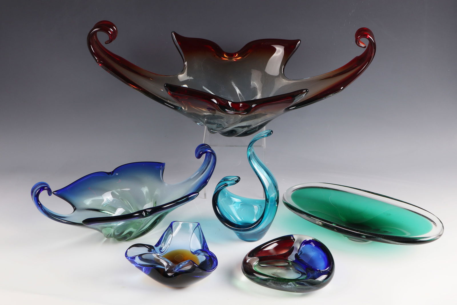 Six bowls: Six bowls Murano, 20th century Different shapes and colors. H. 5 - 23.5 cm, L. 12 - 55 cm.