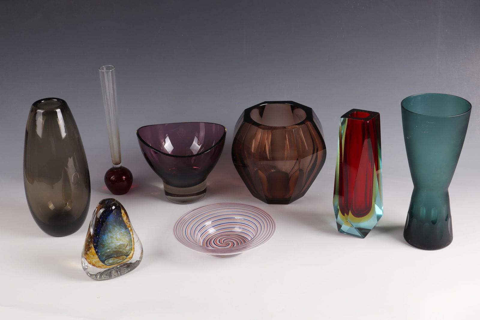 Eight-part collection of vases and bowls: Eight-part mixed lot of vases and bowls including Murano, 20th century Different shapes and colors. H. 4 - 25 cm.