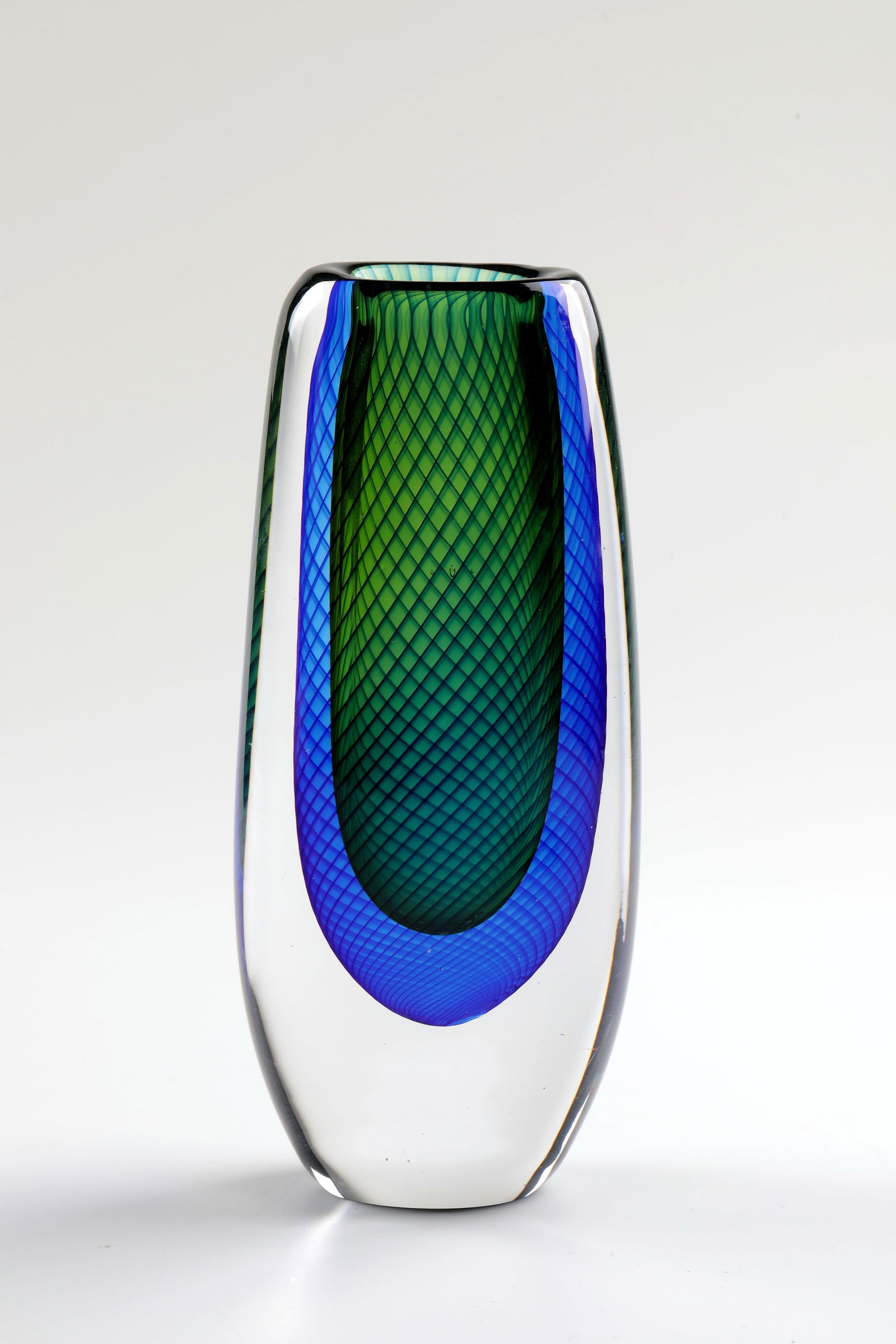 Vase ''Sommerso'': Vase ''Sommerso'' Vicke Lindstrand, Kosta Boda / Sweden around 1959 Thick-walled, fabless glass with green and blue underlay. In the bottom inscribed: Kosta 441590. H. 21 cm.
