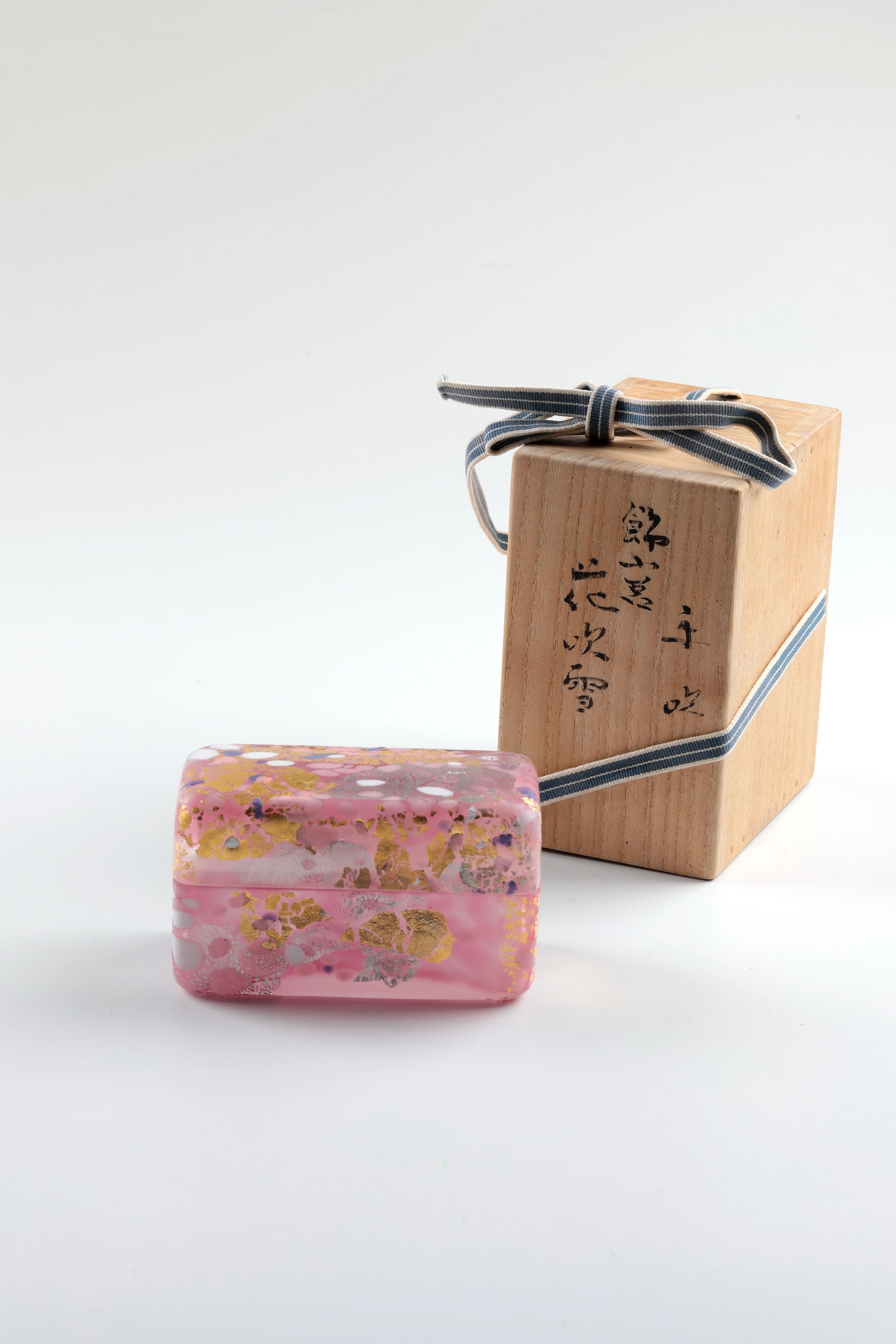 Lidded box in original Schattule: Lidded box in original Schattule Kyohei Fujita Colourless, acid-frosted glass with a pink underlay and melted and melted crumbs in white, light blue and pink as well as gold and silver foil melting.
