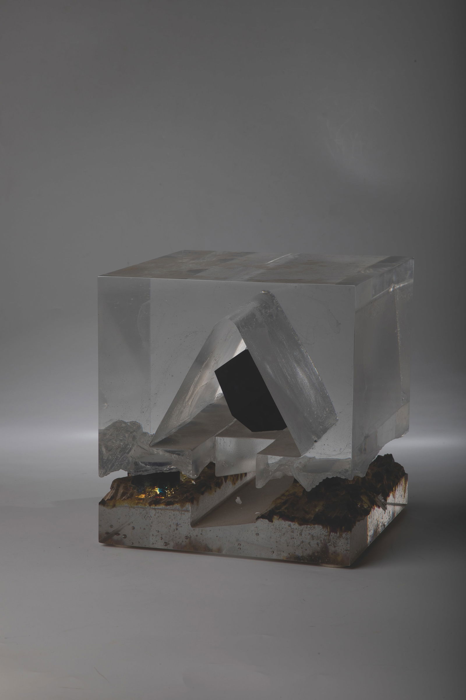 Object: Object Antoine Leperlier, Conches-en-Ouche, 1991 Pâte de verre in colourless. Central cube made of dark blue glass. Ground, polished and matted. Base made of blue and colourless glass with amber and