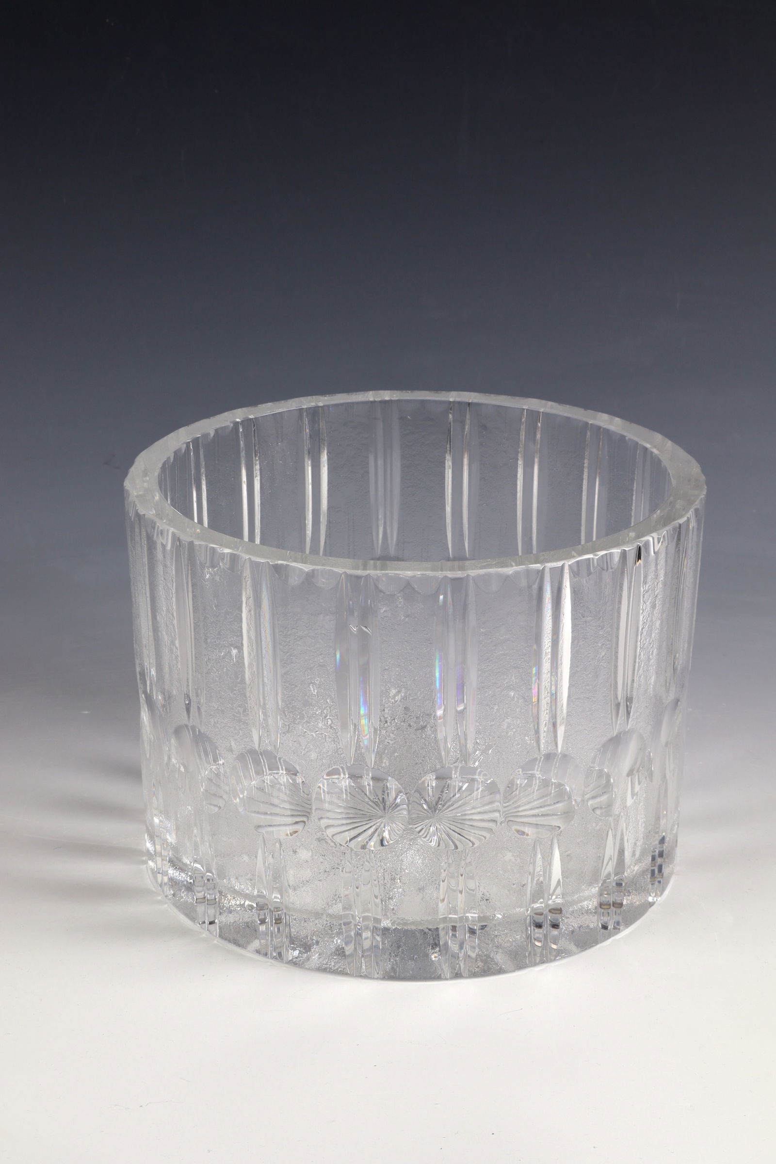 Large bowl: Large bowl 20th century Thick-walled, colourless glass with cut and matt etched, ornamental decoration. H. 15.5 cm, D. 21.5 cm.