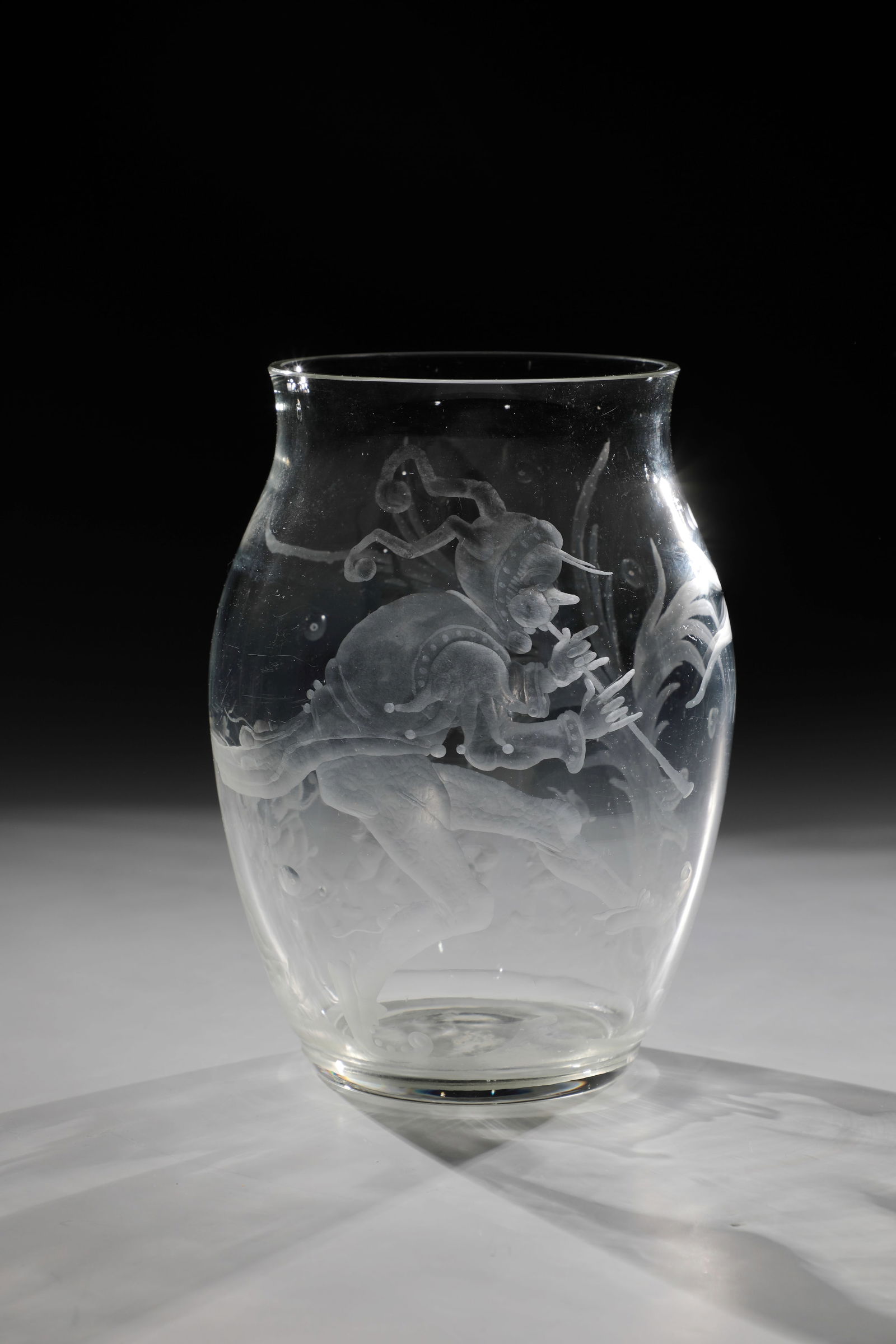 Vase: Vase Eugen Eder (engraving), K.G.S.Stuttgart - Dept. Prof. W.v. Eiff, 1930s Colourless glass. Circumferential décor in matt cut: Pied Piper of Hamelin. H. 21 cm.