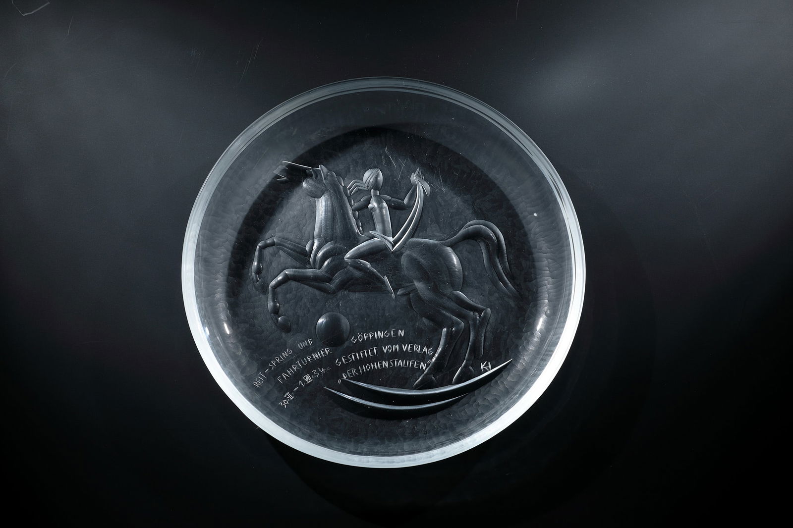 Decorative plate: Decorative plate Konrad Habermeier, K.G.S.Stuttgart - Dept. Prof. W.v. Eiff, 1934 Colourless glass. Carved wall. Equestrian depiction in deep, partly polished wedge and flat grinding. Foundation