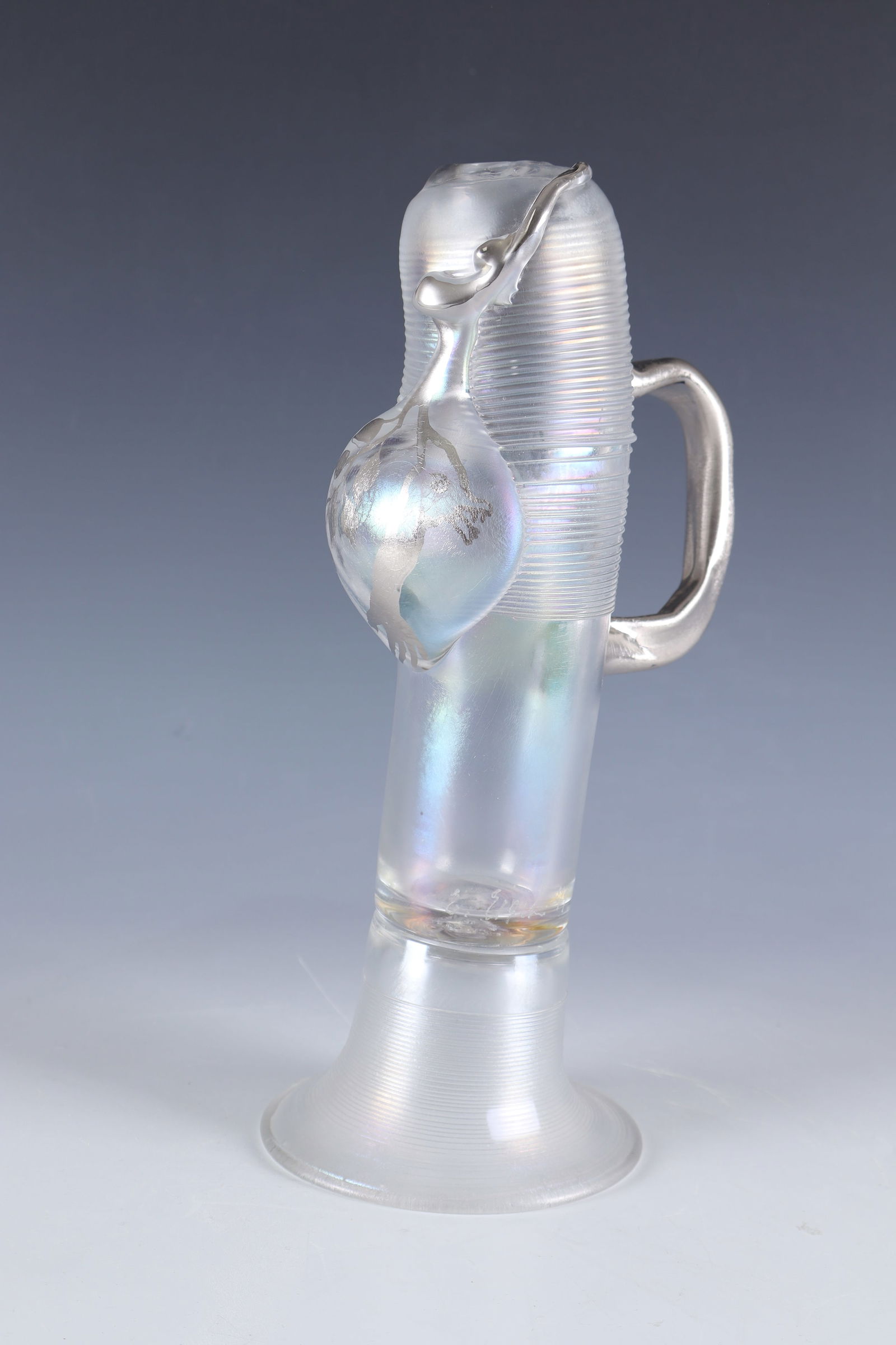 Vase object: Vase object Erwin Eisch, 1979 Colourless glass, freely blown and shaped, with appliqués and plastically wound threads. Platinum painting. Iridescent. Engraved on the wall: E. Eisch 78. H. 31.5 cm.