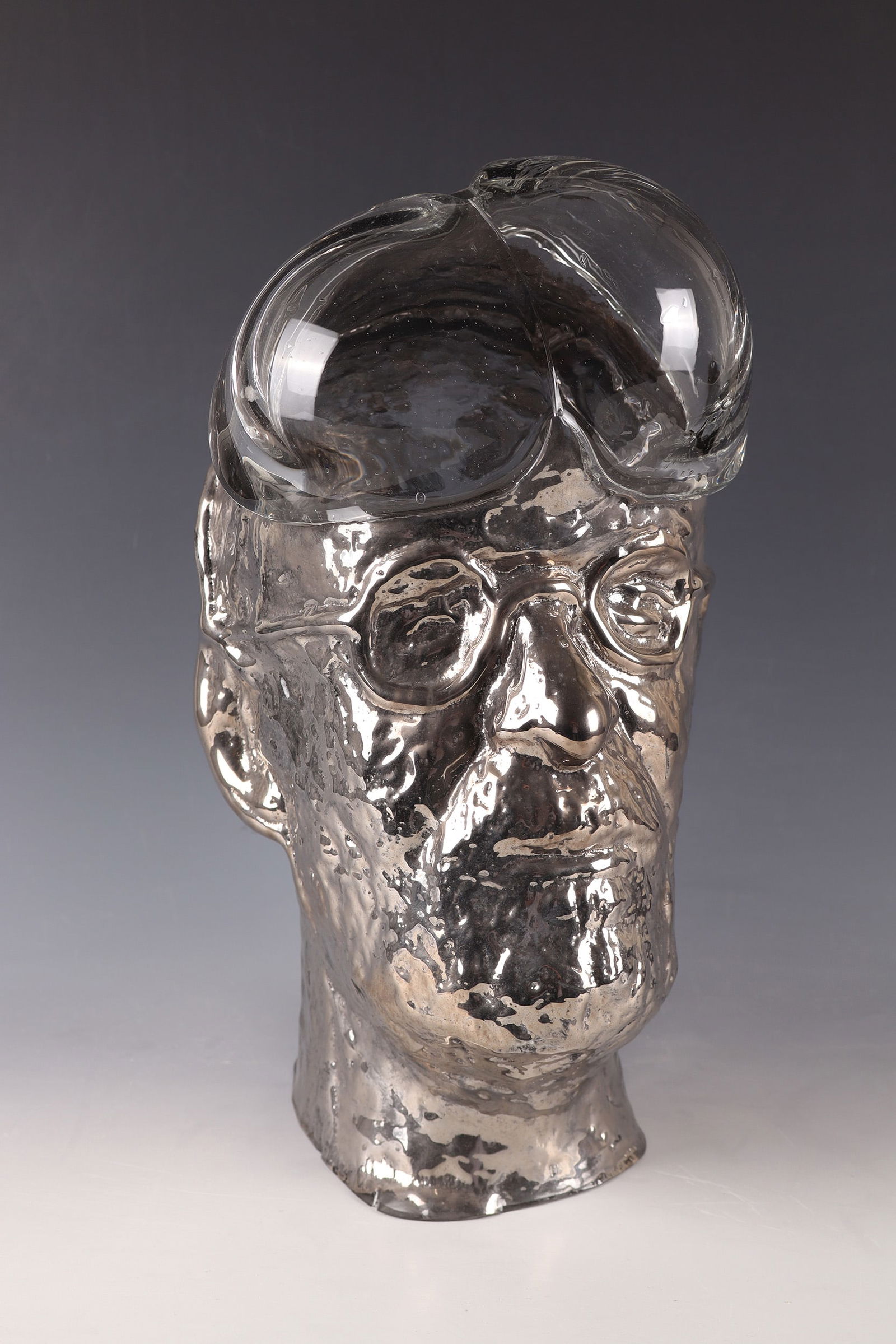 ''Head Father'': ''Head Father'' Erwin Eisch, 2004 Colourless glass, blown into the mould. Platinum coated. Above the stand inscribed in engraving: E. Eisch 2004. Minimal crowding at the stand. H. 39 cm.