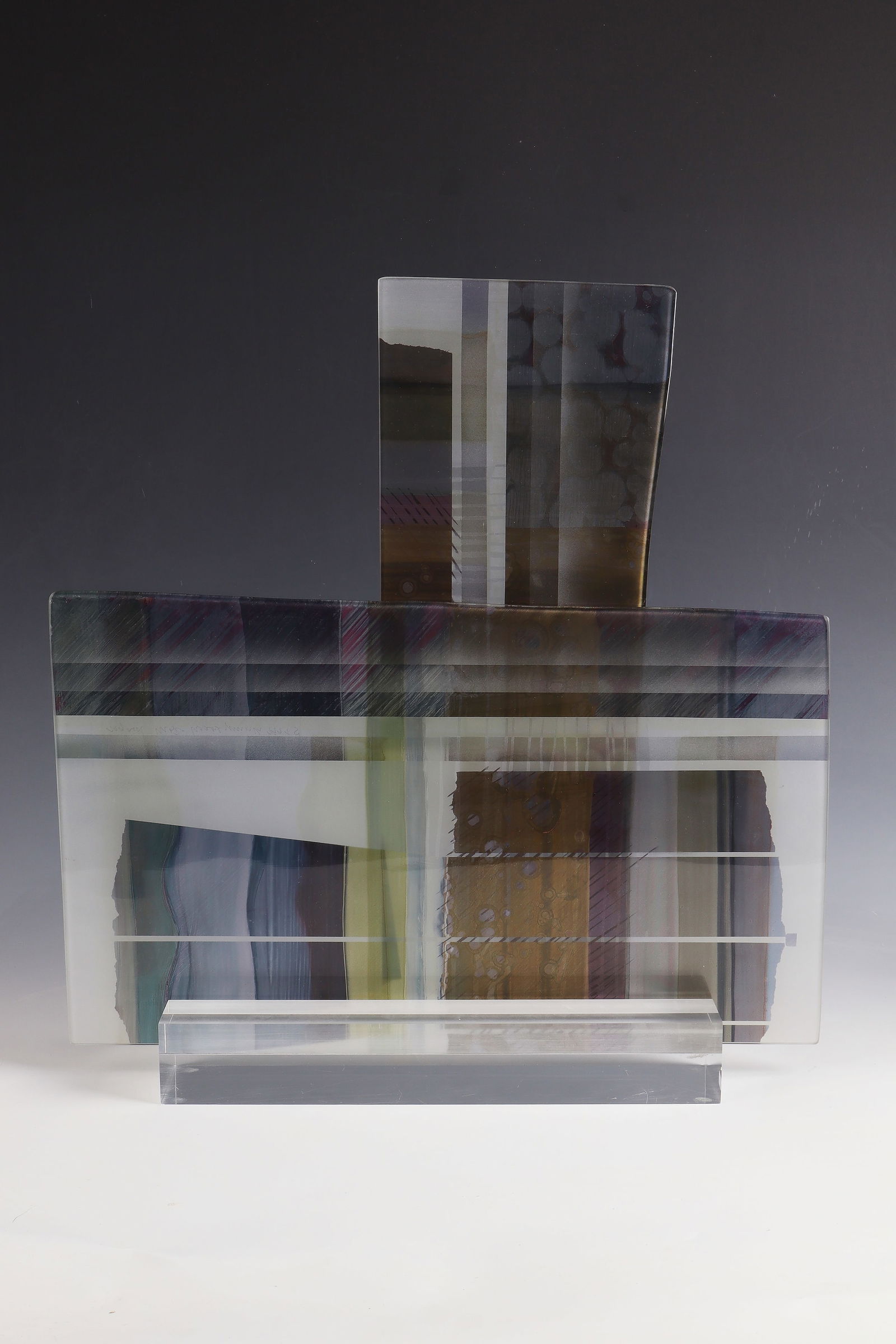 Glass object ''Kimono'': Glass object ''Kimono'' Isgard Moje-Wohlgemuth 1991 Two rectangular plates with textile-like check pattern in a rectangular plexiglass stand. Colourless glass, painted with metallic salts dissolved