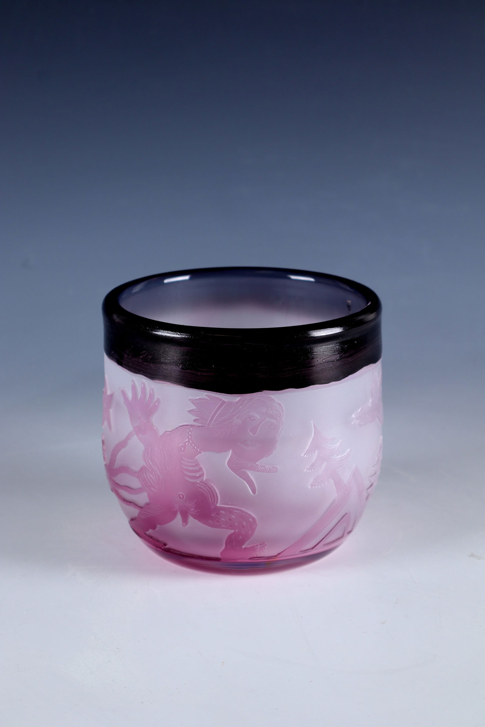 Vase ''Pantha rhei'': Vase ''Pantha rhei'' Erwin Eisch, 1997 Colourless glass, slightly underlaid with white opal. Light pink overlay. After cooling, relief-etched decoration, partly engraved. Relief inscription on wall