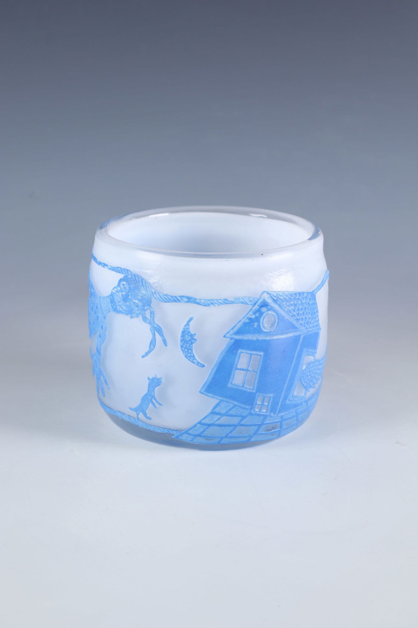 Vase ''hobby house'': Vase ''hobby house'' Erwin Eisch, 1993 Colourless glass, slightly white opal partial underpinning. Overlay blue. After cooling, relief-etched decoration, polished. Relief inscription on wall ''hobby