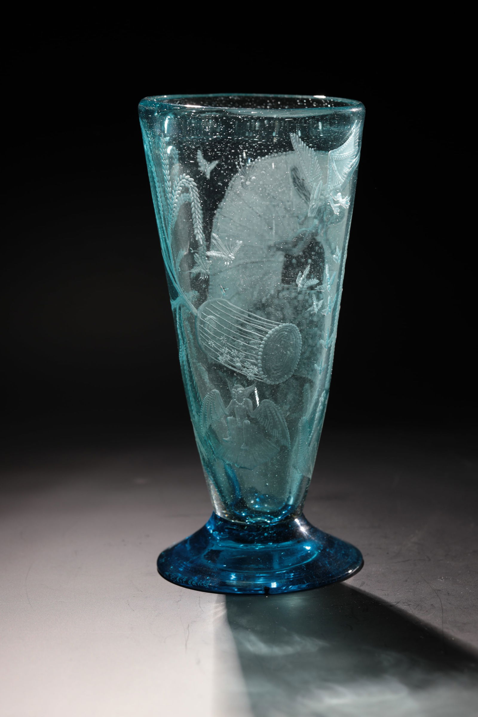 Foot cup ''Zeitgang'': Foot cup ''Zeitgang'' Kristian Klepsch, 1992 Colourless glass, gradient blue underlay. Surreal low-cut décor. Signed, dated and titled in engraving on the underside: Kristian Klepsch 2 '92