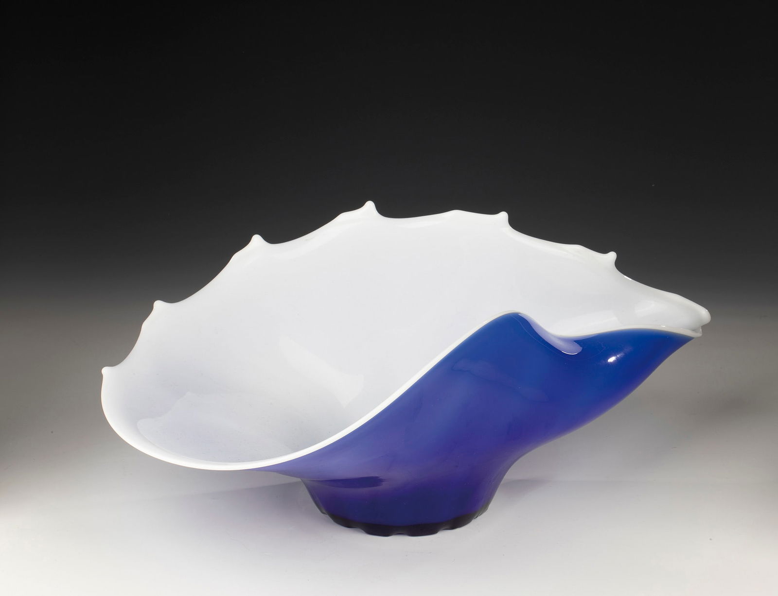 Large bowl: Large bowl Murano, 2nd half of the 20th century, opaque white glass, blue overlay. Shell-shaped wall, freely formed. H. 16 cm; L. 40.5 cm. Please note that items marked with an asterisk in the