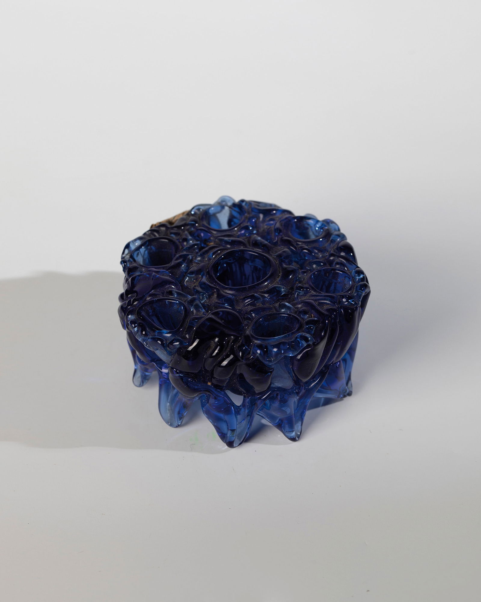 Flower vase: Murano flower vase, c. 1965-75 Blue glass, organically freely formed. Paper export label ''VENEZIA MURANO C.''. H. 4.7 cm; D. 9 cm. Please note that items marked with an asterisk in the catalog are
