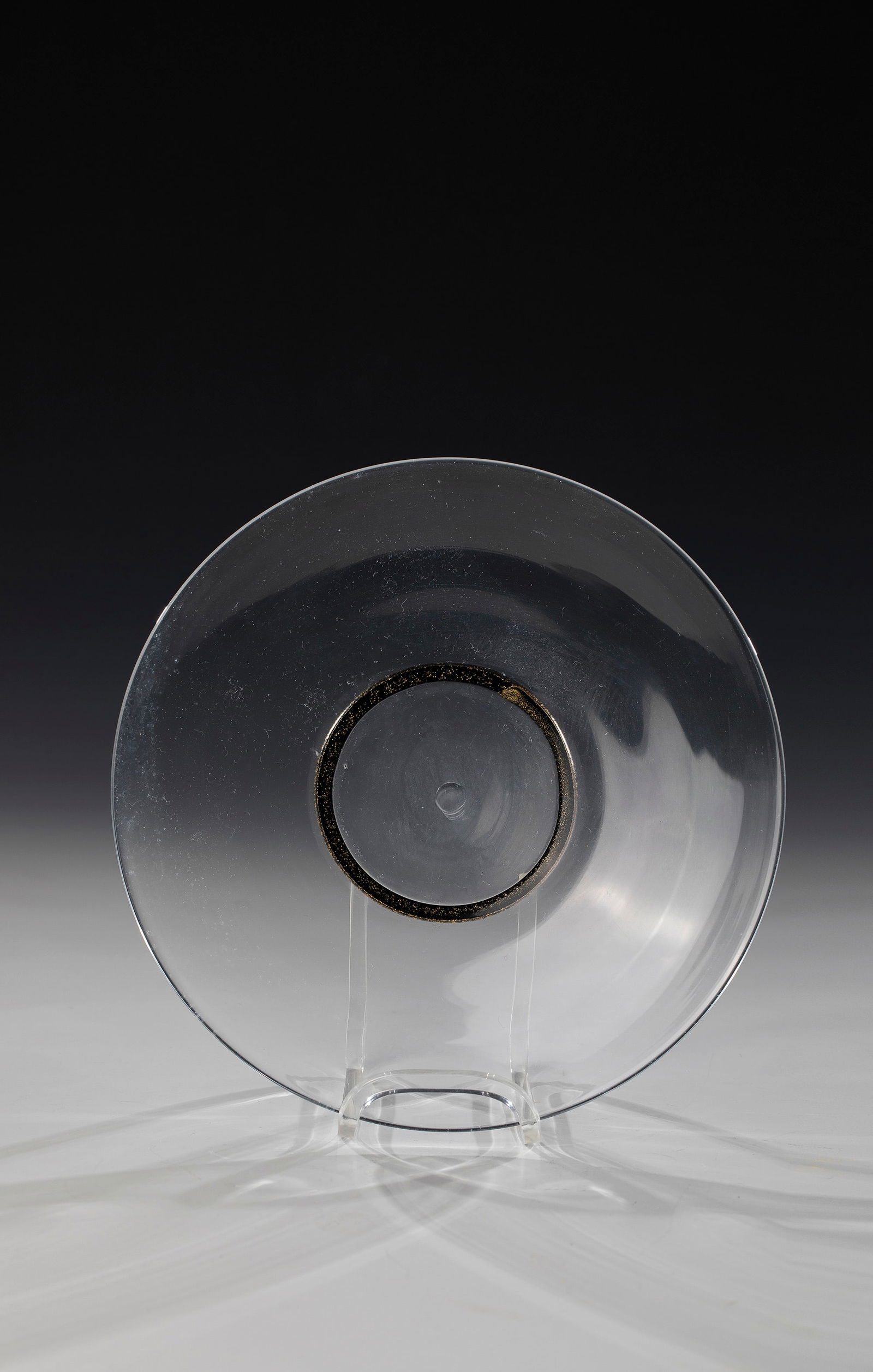 Flat bowl: Flat bowl Murano, around 1960 Colourless glass. Attached stand ring made of black glass with delicate gold foil melting. D. 19 cm. Please note that items marked with an asterisk in the catalog are
