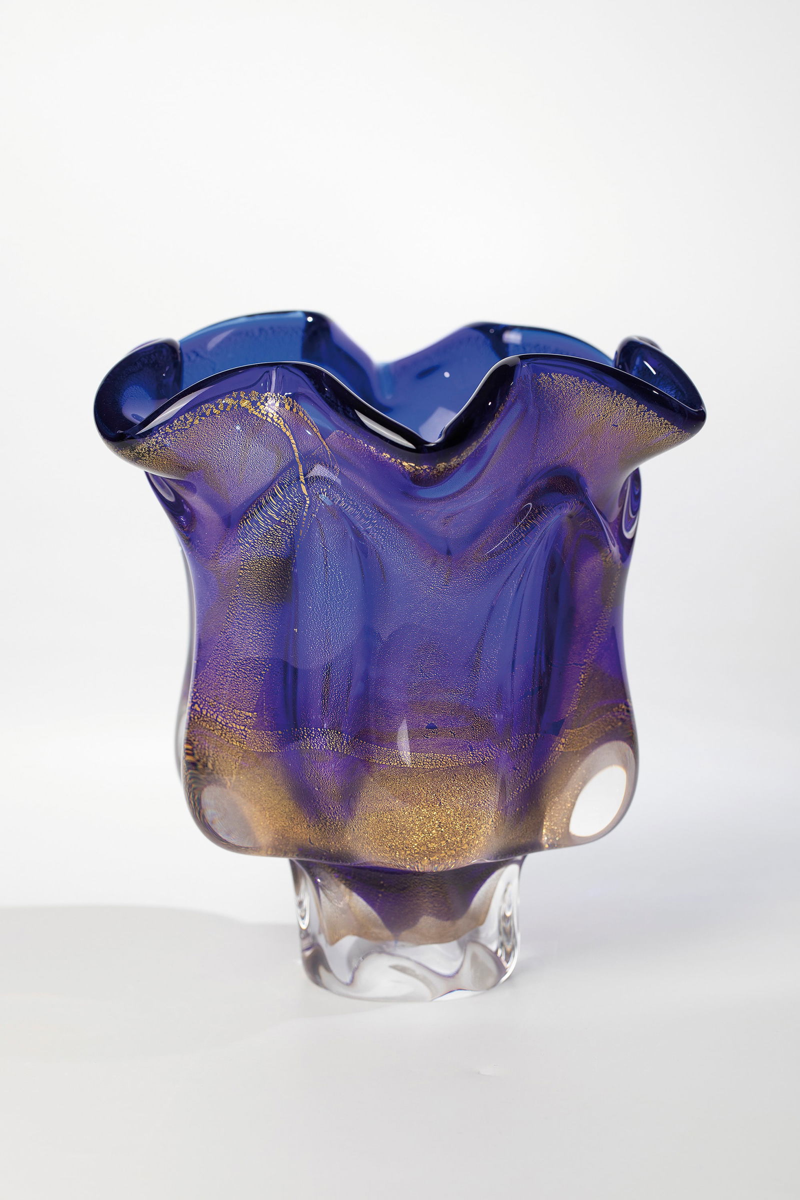 Vase: Murano vase, late 20th century Thick-walled, colourless glass with dark blue underlay and fine cracked gold foil melting. H. 20 cm. Please note that items marked with an asterisk in the catalog are su
