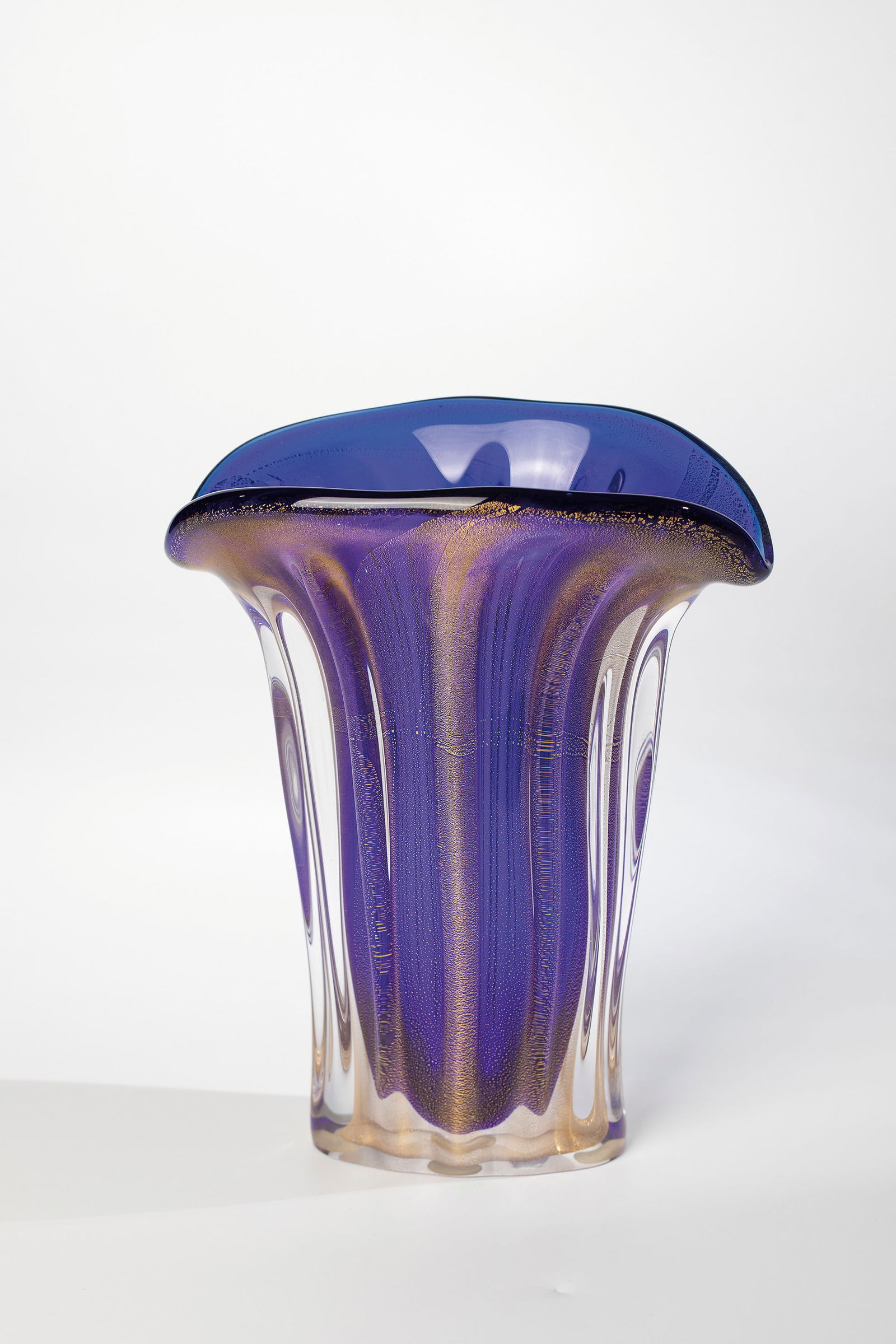 Vase: Murano vase, late 20th century Thick-walled, colourless glass with dark blue underlay and fine cracked gold foil melting. H. 25.5 cm. Please note that items marked with an asterisk in the catalog are
