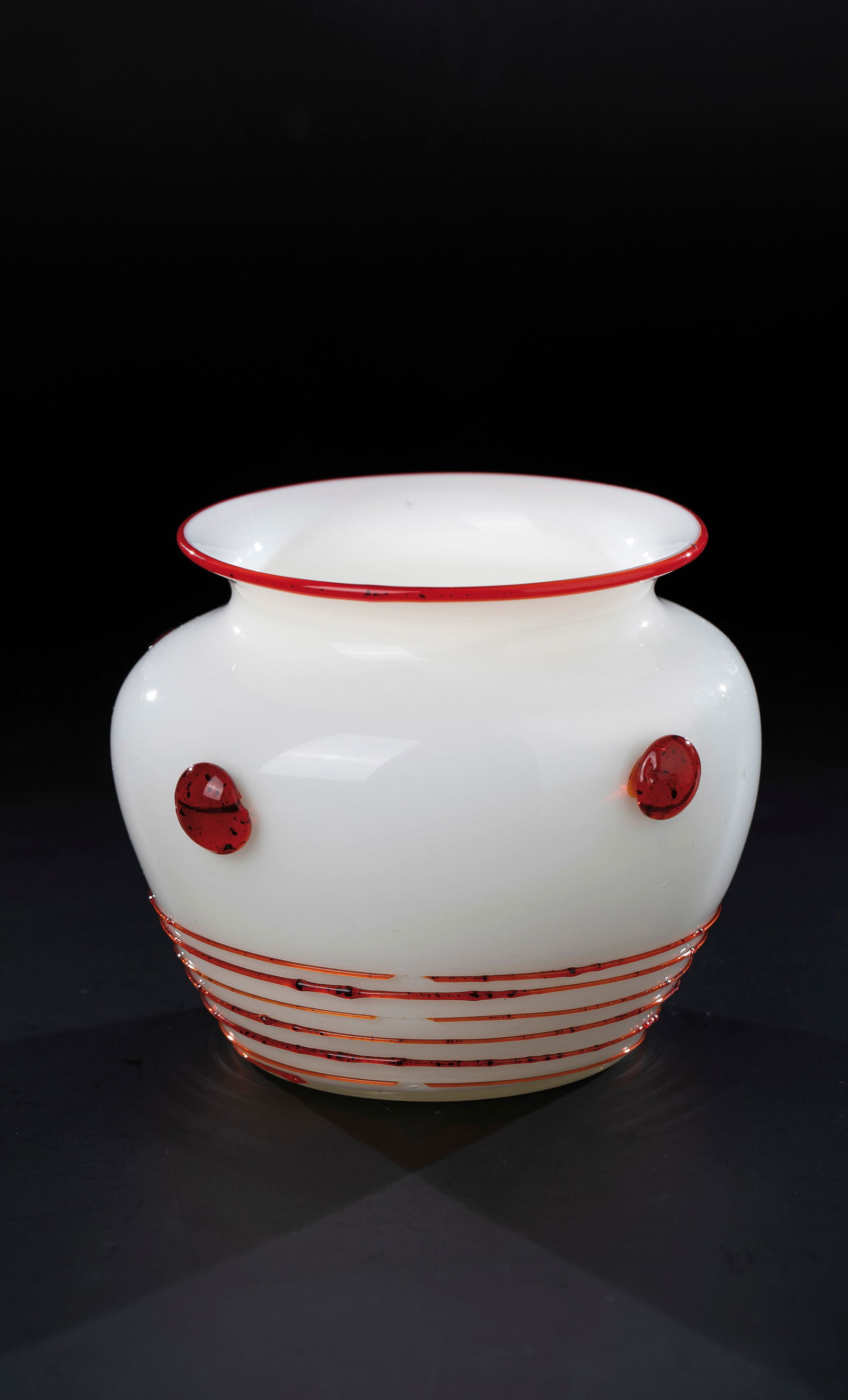 Vase: Murano vase, c. 1940 Colourless glass with opaque white inner catch. At the edge of the mouth and on the wall, several rows of circumferential glass threads in red. Four appliquéd, berry-like glass