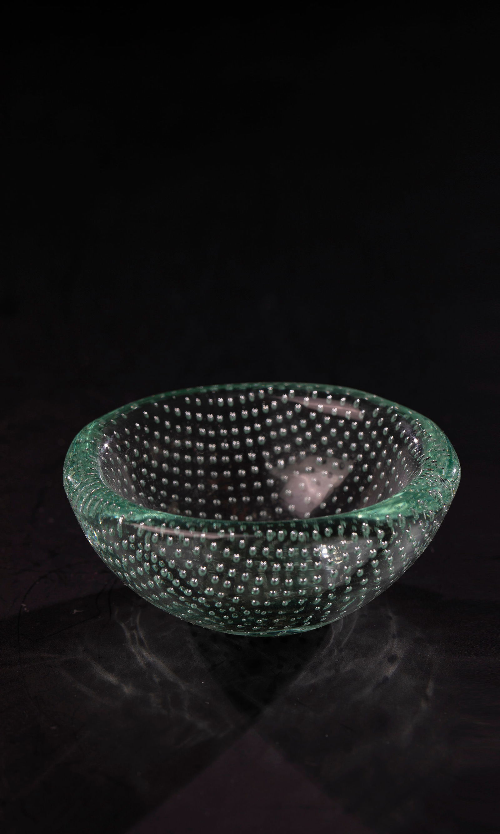 Small bowl ''Bullicante'': Small bowl ''Bullicante'' Murano, 1960/70 Colourless glass, light green underlay. H. 3.5 cm; L. 8.5 cm. Please note that items marked with an asterisk in the catalog are subject to standard VAT. For